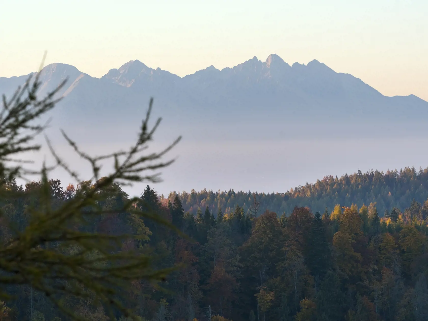Na snímke Vysoké Tatry z vyhliadkového vrchu Havrania skala v Národnom aprku Slovenský raj. Stratená.