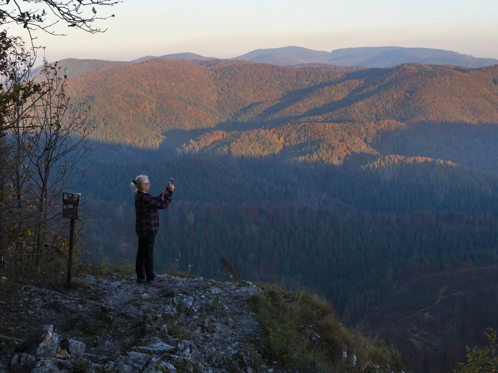 Na snímke vyhliadkový vrch Havrania skala, ktorý  poskytuje pohľady na lesy v Národnom parku Slovenský raj.