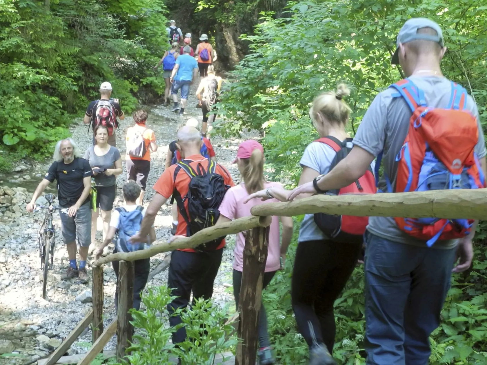 Letná turistická sezóna v národnom parku Slovenský raj sa rozbehla. Turisti počas slnečných dní čakajú v radoch na výstup na najnavštevovanejšiu roklinu Slovenského raja Suchú Belú aj viac ako 30 minút. Na snímke turisti smerujú do rokliny Suchá Belá.