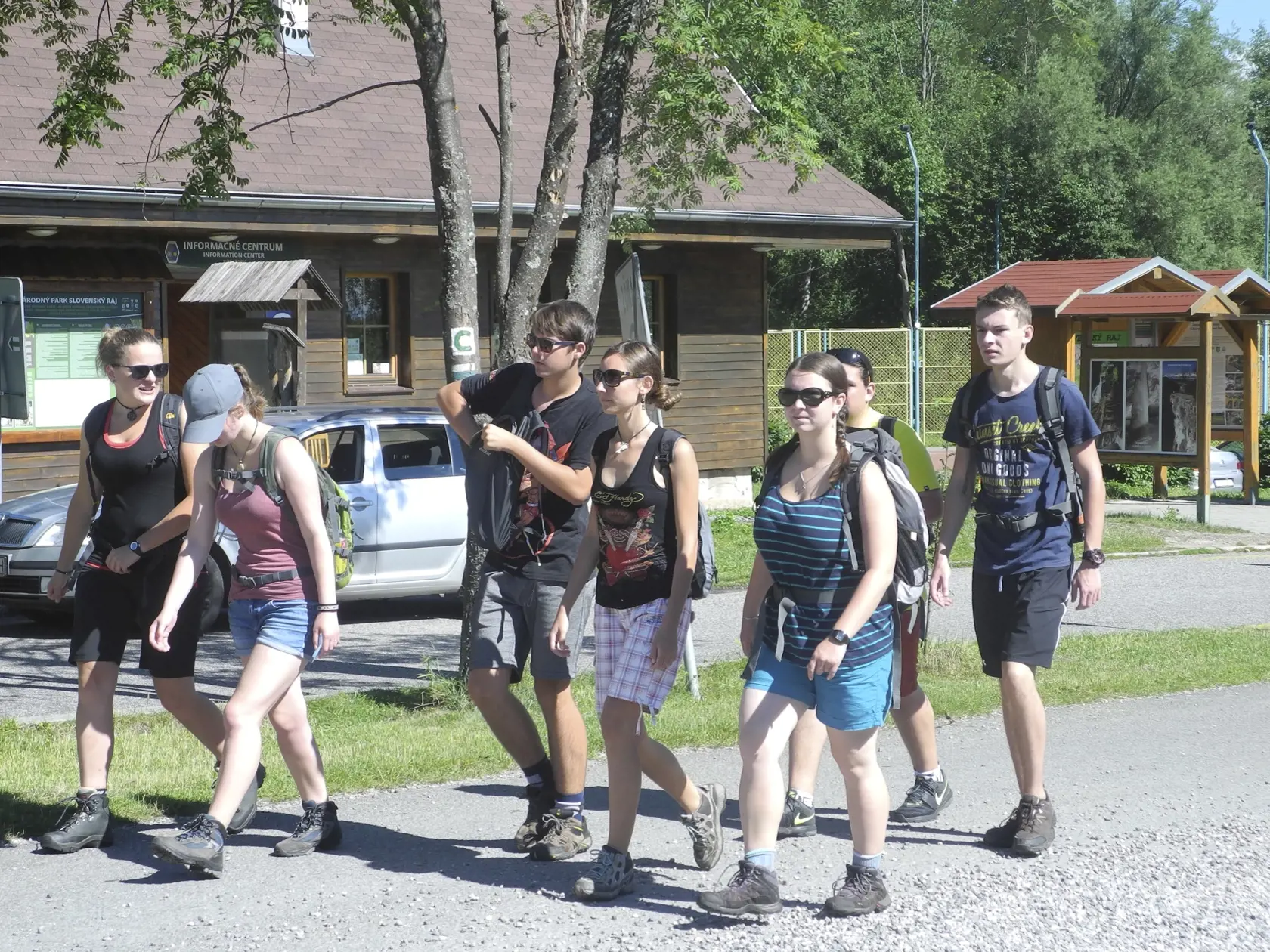 Letná turistická sezóna v národnom parku Slovenský raj sa rozbehla. Turisti počas slnečných dní čakajú v radoch na výstup na najnavštevovanejšiu roklinu Slovenského raja Suchú Belú aj viac ako 30 minút. Na snímke turisti smerujú do rokliny Suchá Belá.