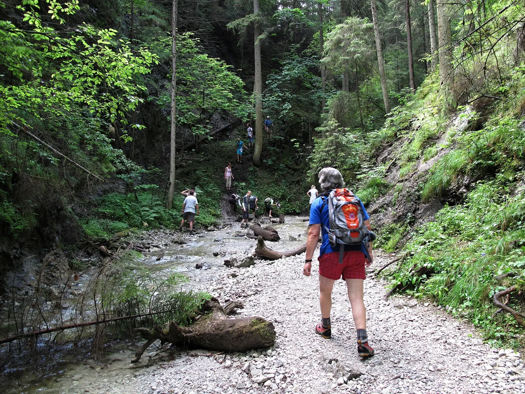Turisti nerešpektujú turistické značky a traverzujú mimo koryto potoka.