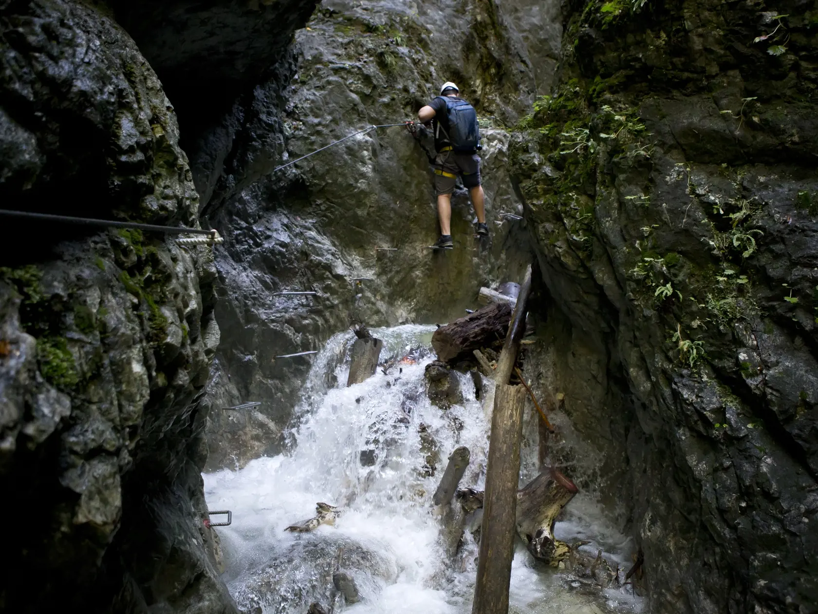 Slovensky raj - Ferrata Kysel. Otvorenie novej zaistenej turistickej cesty v Slovenskom raji v casti rokliny Kysel, ktora bola pre verejnost uzavreta od roku 1976 z dovodu rozsiahleho poziaru. V rokline za poslednych 40 rokov nebol ziadny zasah cloveka.