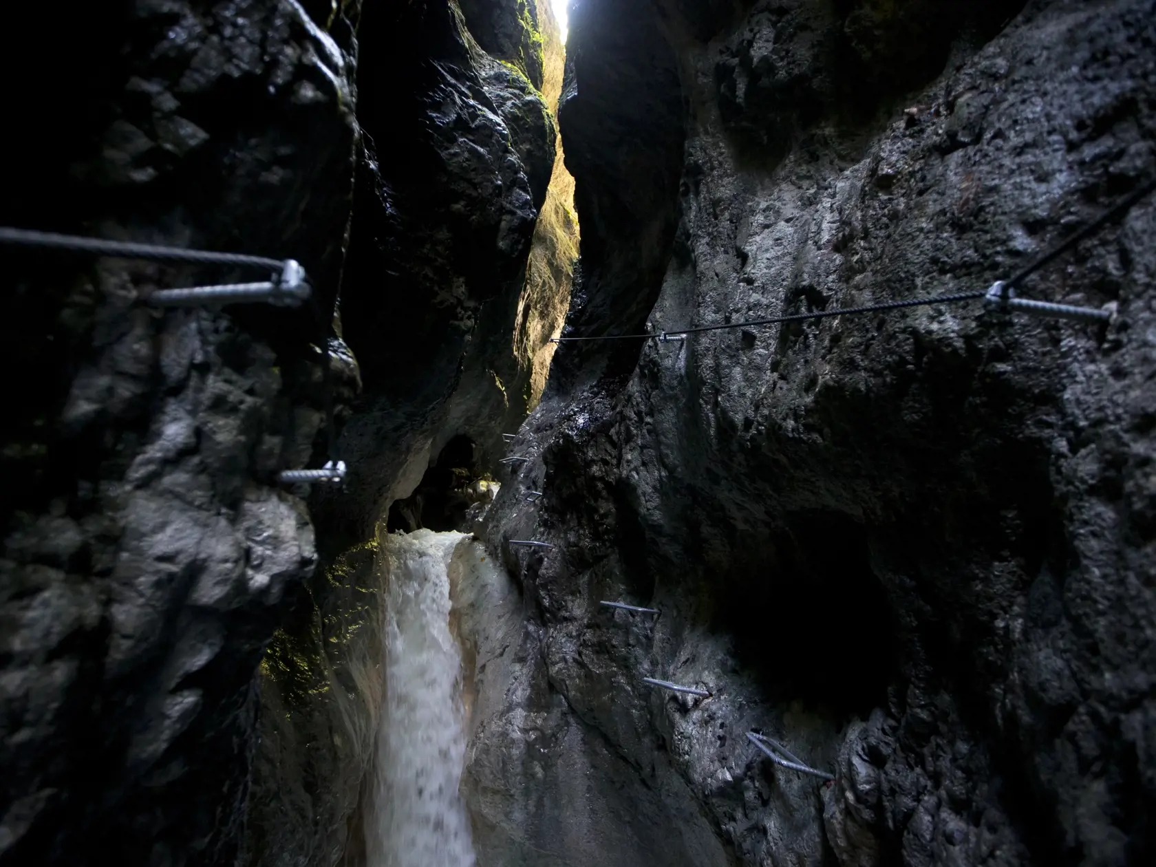 Slovensky raj - Ferrata Kysel. Otvorenie novej zaistenej turistickej cesty v Slovenskom raji v casti rokliny Kysel, ktora bola pre verejnost uzavreta od roku 1976 z dovodu rozsiahleho poziaru. V rokline za poslednych 40 rokov nebol ziadny zasah cloveka.