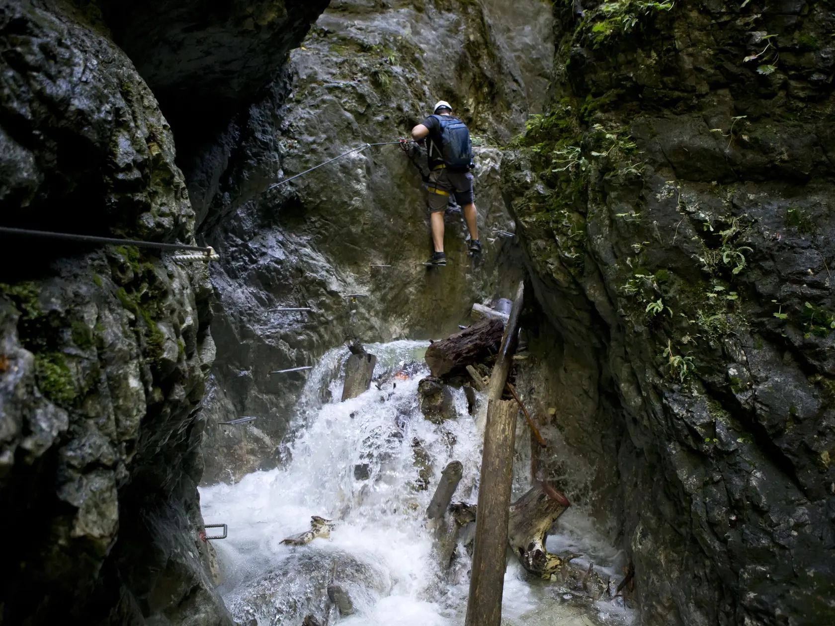 Slovensky raj - Ferrata Kysel. Otvorenie novej zaistenej turistickej cesty v Slovenskom raji v casti rokliny Kysel, ktora bola pre verejnost uzavreta od roku 1976 z dovodu rozsiahleho poziaru. V rokline za poslednych 40 rokov nebol ziadny zasah cloveka.
