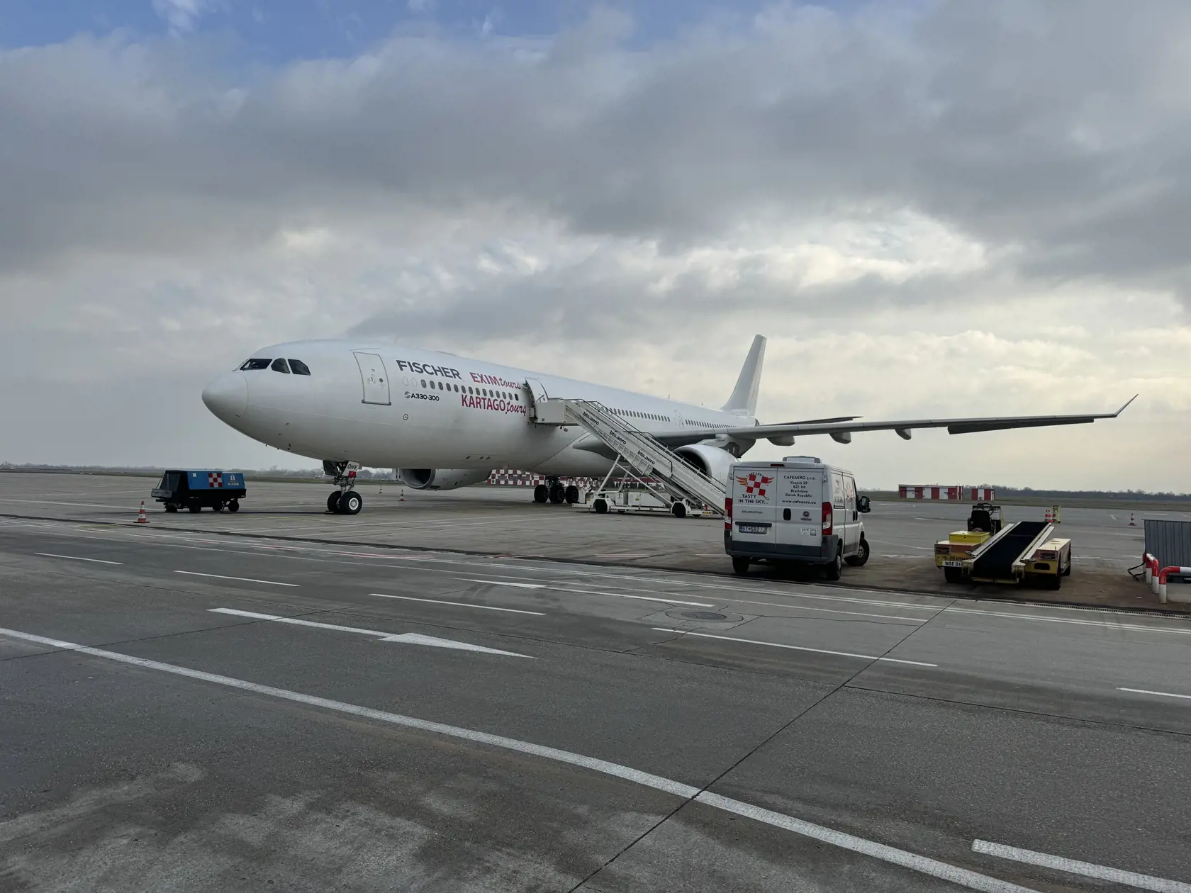 Airbus 330 má 355 sedadiel v ekonomickej triede a 30 sedadiel v biznis triede. 