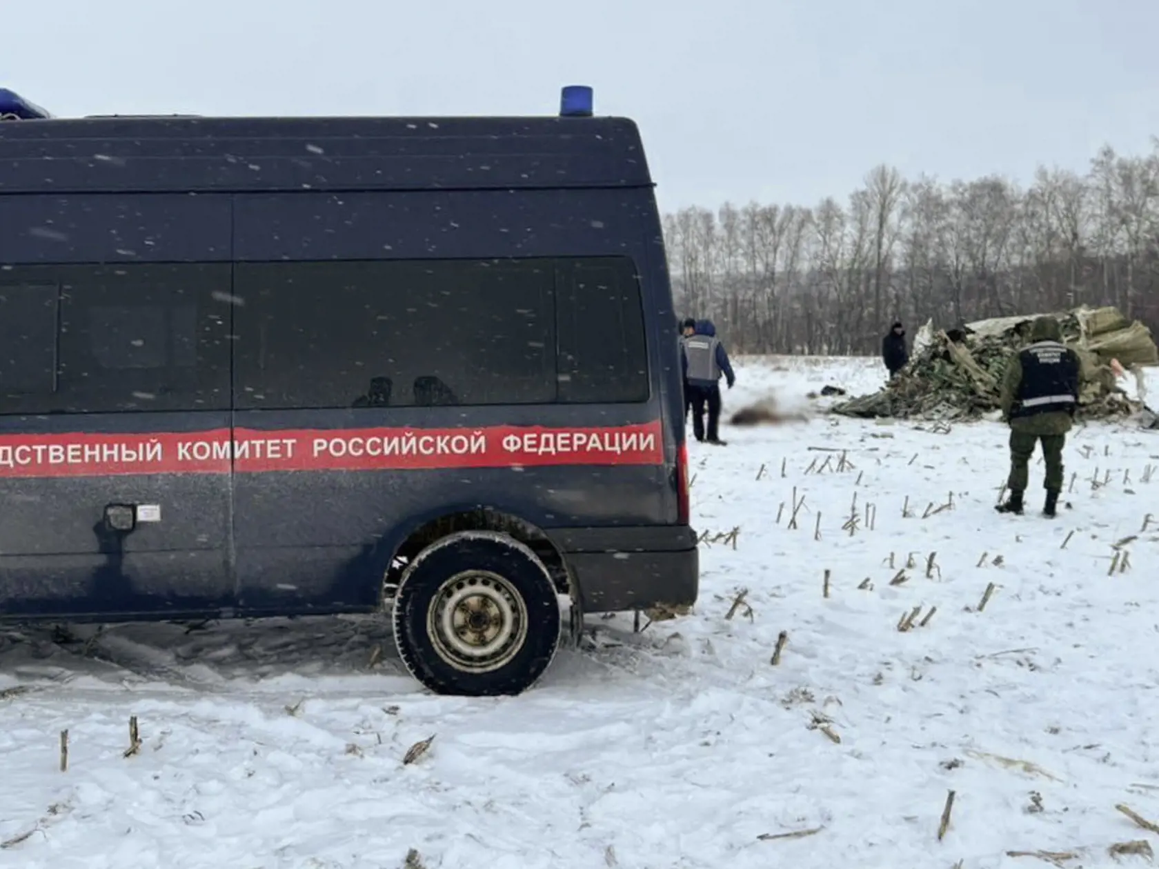 Na snímke zásah záchranných zložiek po páde ruského lietadla  Il-76, v ktorom malo zahynúť 74 ľudí vrátane 65 ukrajinských vojakov prevážaných na výmenu zajatcov.