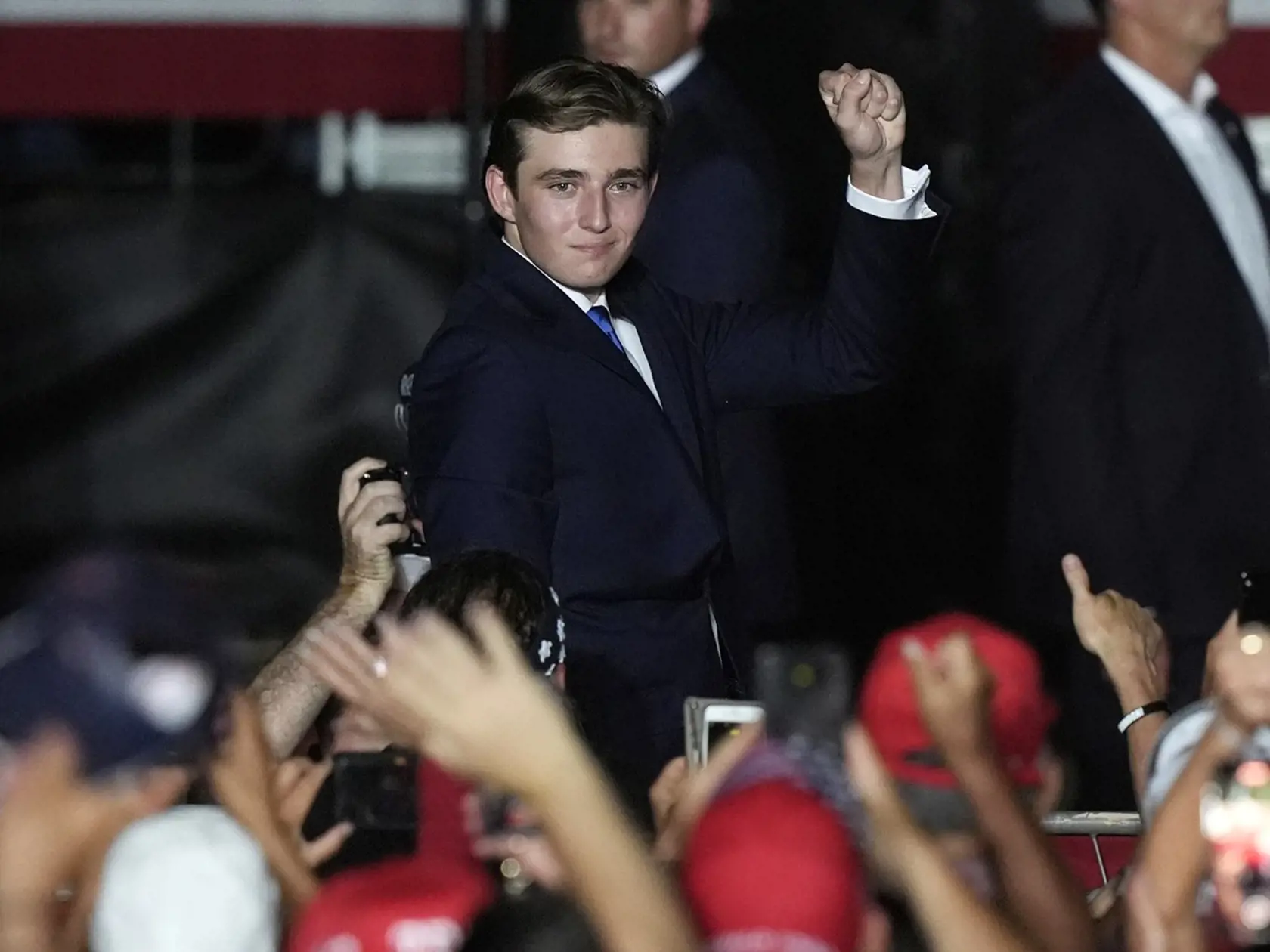  Donald Trump, známy svojou ambicióznou povahou, by mohol mať pre Barrona pripravené miesto v rodinnom impériu alebo dokonca v politickej aréne, ak by o to Barron niekedy prejavil záujem. 