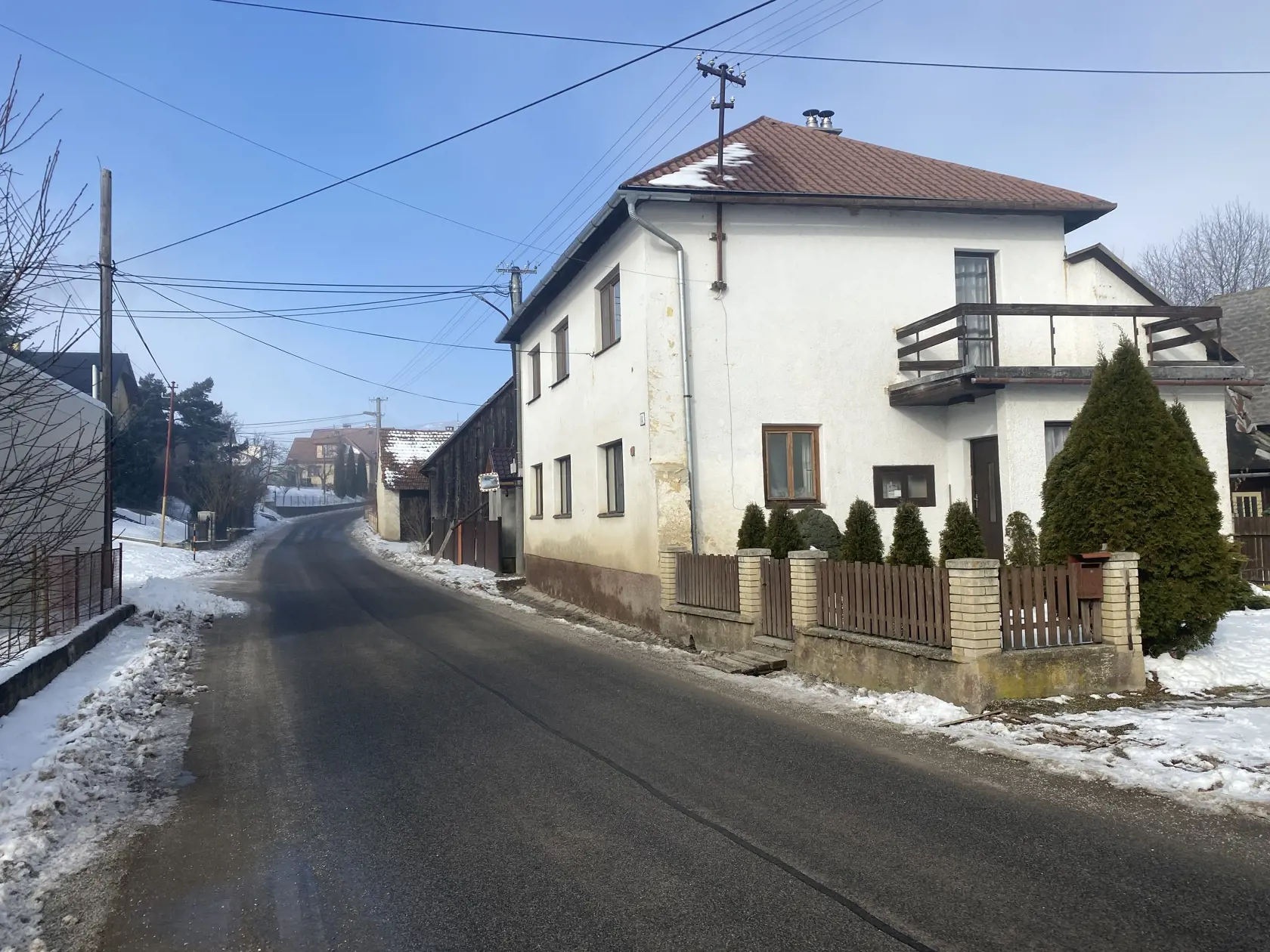 Obec Vojňany v Kežmarskom okrese. Tu postavil dom na otčimovom pozemku Ján Románek. Dedinčania zostali v šoku, keď zistili, že je usvedčeným sériovým vrahom.