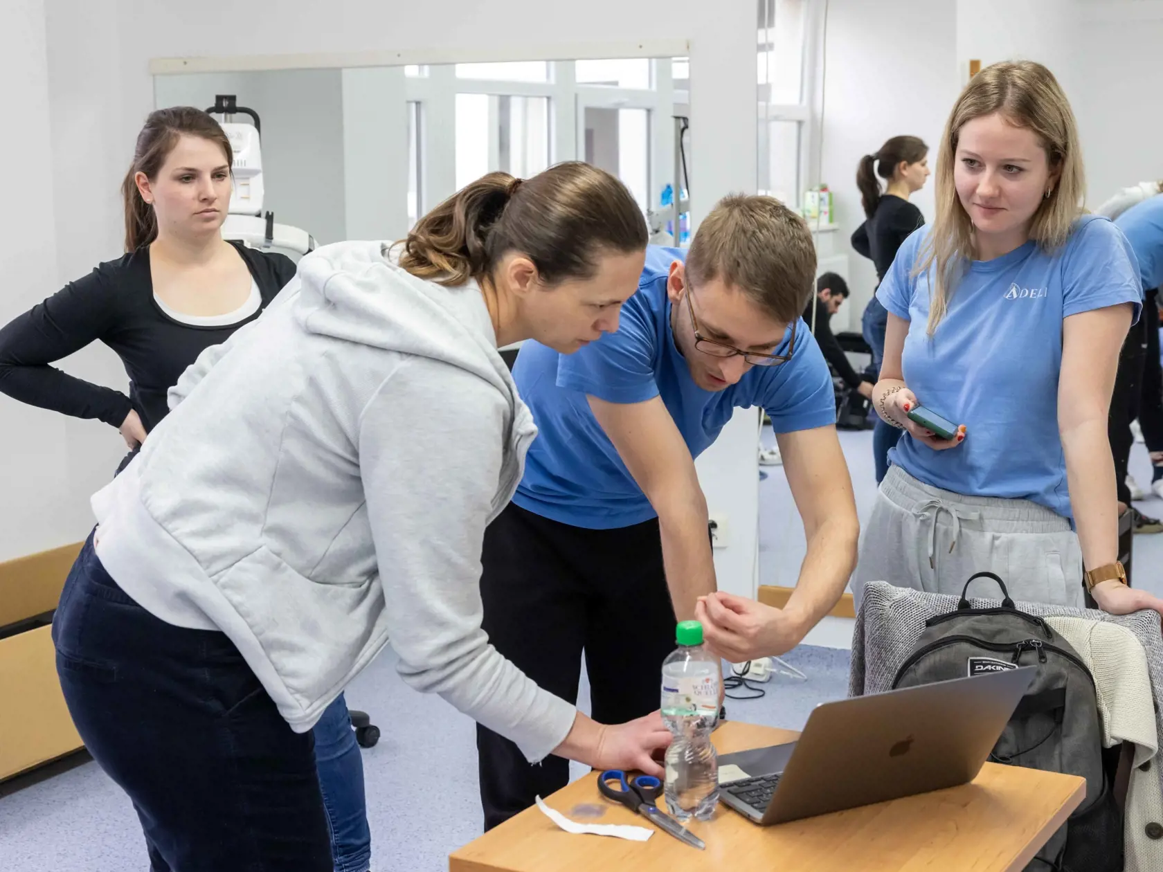 Podľa Adeli centra sa okrem iného vyznačuje schopnosťou snímať aj najjemnejšie bioelektrické signály, ktoré sa prenášajú na kožu. Tieto signály sú následne precízne spracované a využité na podporu želaného pohybu pomocou motorov, ktoré sú umiestnené na každom bedrovom a kolennom kĺbe.