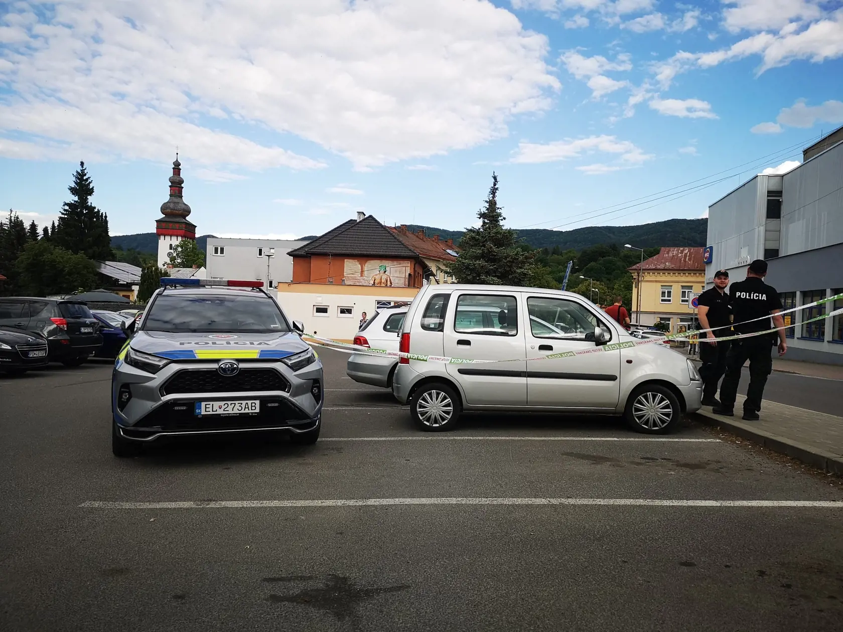Policajti opáskovali aj malé strieborné auto s levickou značkou. Podľa našich informácií ide o auto, ktorým sa do Handlovej priviezol strelec.