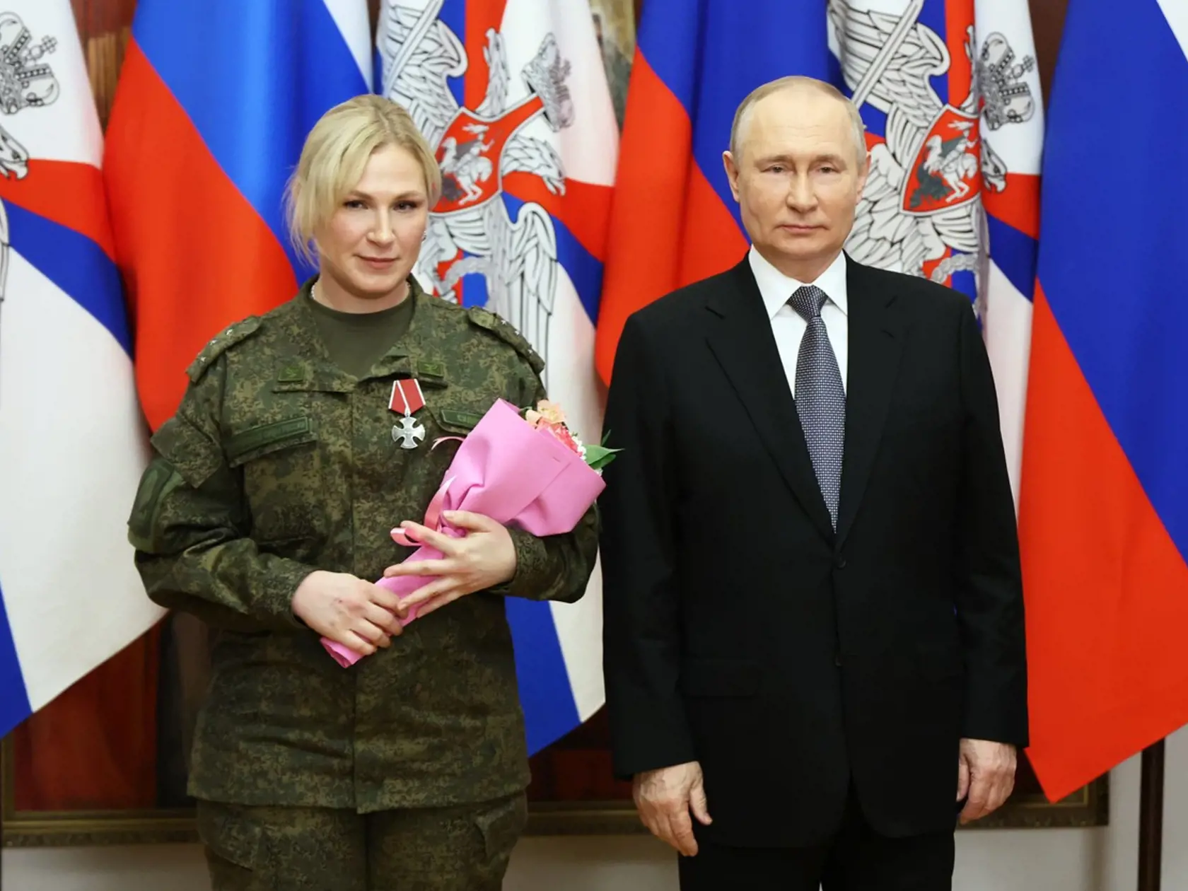 Ruský prezident Vladimir Putin (70) sa poriadne strápnil. Počas novoročného prejavu sa totiž prezentoval ako veľký vodca armády po boku svojich vojakov. Nakoniec však vysvitlo, že jeho bojovníci sa na vojakov len hrajú.