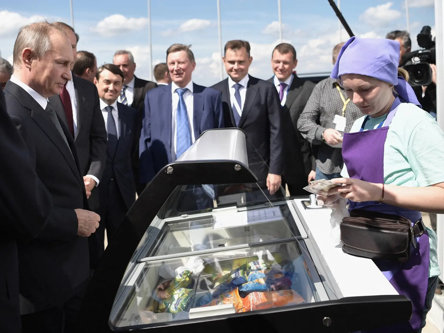 Ruský prezident Vladimir Putin (70) sa poriadne strápnil. Počas novoročného prejavu sa totiž prezentoval ako veľký vodca armády po boku svojich vojakov. Nakoniec však vysvitlo, že jeho bojovníci sa na vojakov len hrajú.