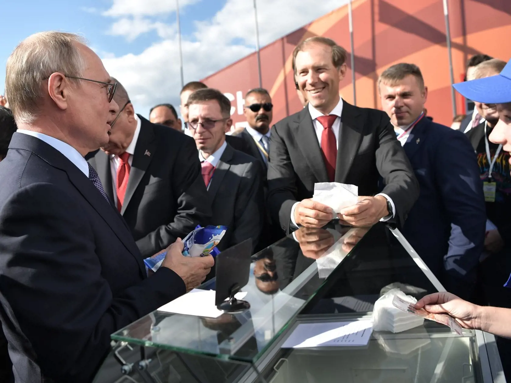 Ruský prezident Vladimir Putin (70) sa poriadne strápnil. Počas novoročného prejavu sa totiž prezentoval ako veľký vodca armády po boku svojich vojakov. Nakoniec však vysvitlo, že jeho bojovníci sa na vojakov len hrajú.