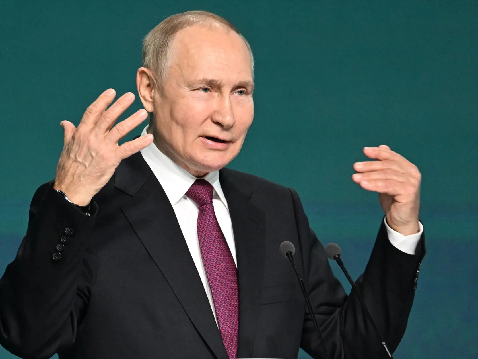 Vladimir Putin počas novoročného prejavu vystúpil spolu s veliteľmi jeho armády. Ako sa však ukázalo, časť z nich nemá nič s vojenskou službou