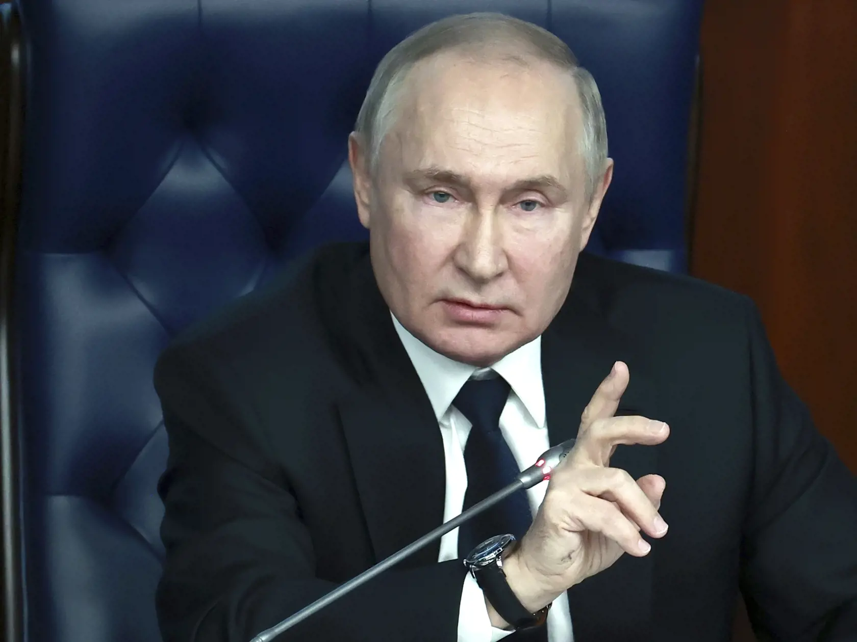 Vladimir Putin počas novoročného prejavu vystúpil spolu s veliteľmi jeho armády. Ako sa však ukázalo, časť z nich nemá nič s vojenskou službou