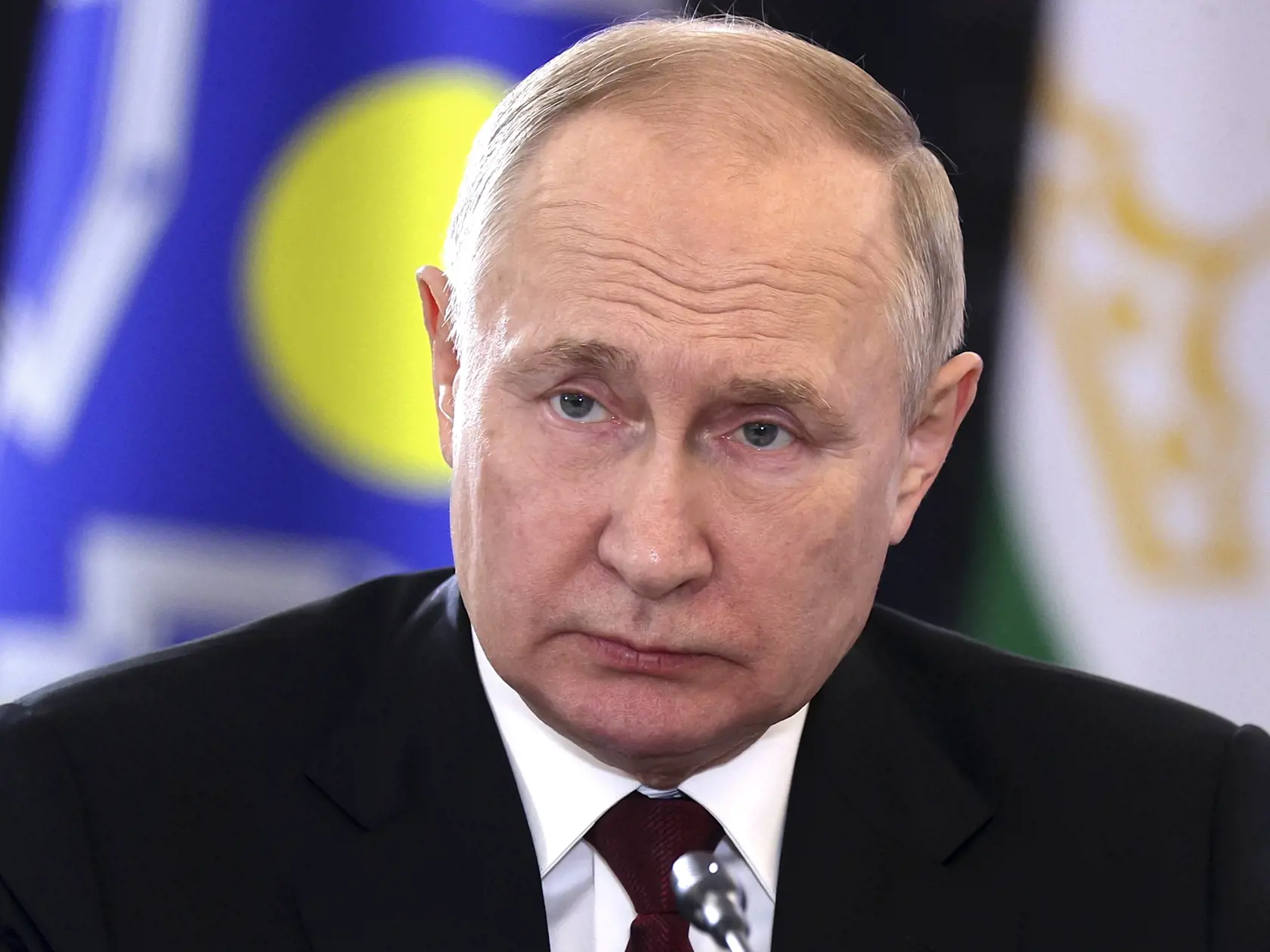 Vladimir Putin počas novoročného prejavu vystúpil spolu s veliteľmi jeho armády. Ako sa však ukázalo, časť z nich nemá nič s vojenskou službou