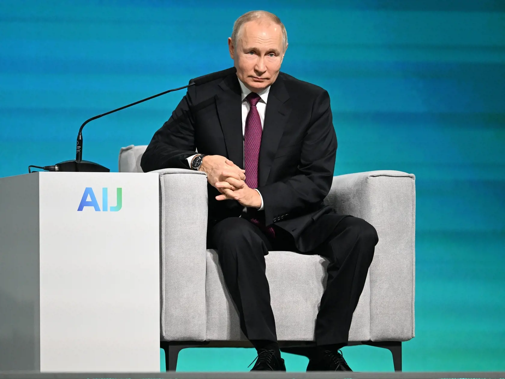 Vladimir Putin počas novoročného prejavu vystúpil spolu s veliteľmi jeho armády. Ako sa však ukázalo, časť z nich nemá nič s vojenskou službou