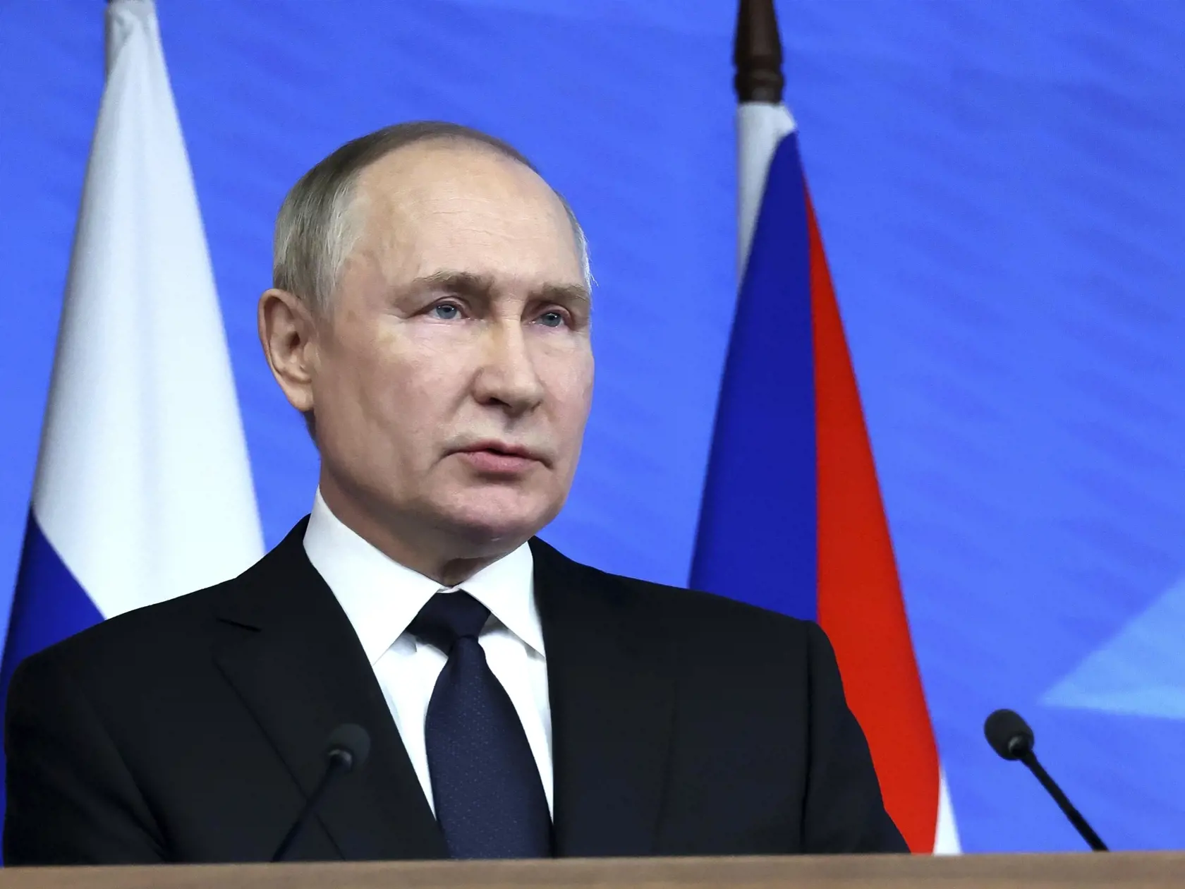 Vladimir Putin počas novoročného prejavu vystúpil spolu s veliteľmi jeho armády. Ako sa však ukázalo, časť z nich nemá nič s vojenskou službou