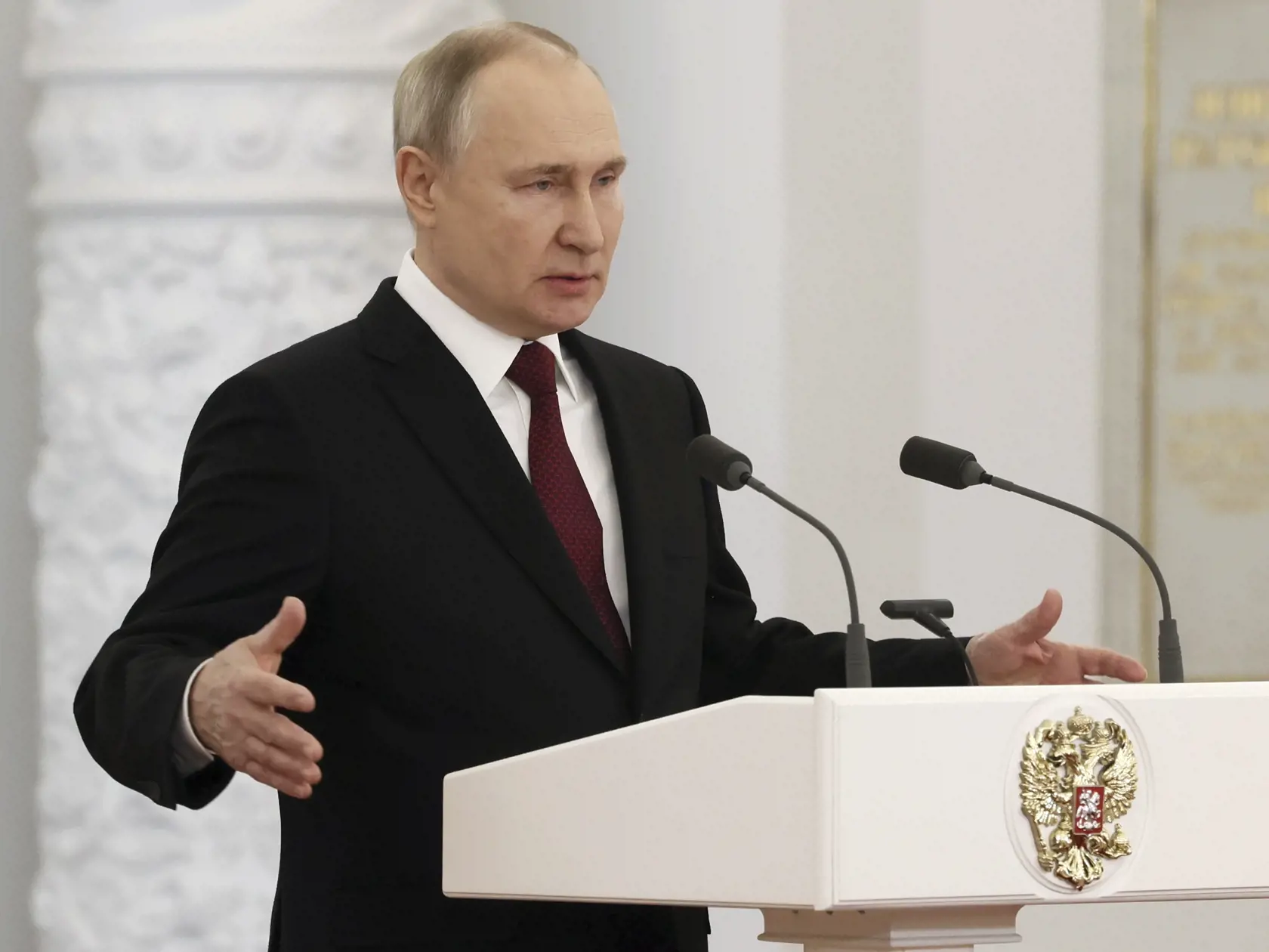 Vladimir Putin počas novoročného prejavu vystúpil spolu s veliteľmi jeho armády. Ako sa však ukázalo, časť z nich nemá nič s vojenskou službou
