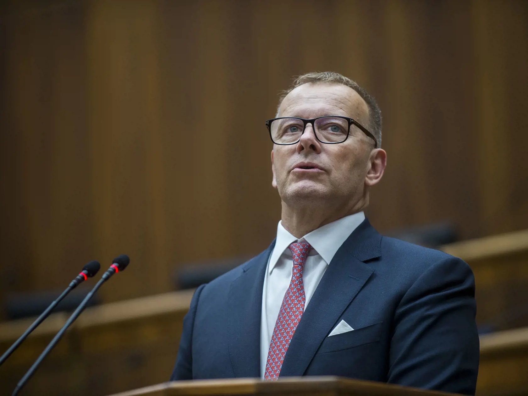 Dosluhujúci predseda Národnej rady (NR) SR Boris Kollár (Sme rodina) počas ustanovujúcej schôdze NR SR IX. volebného obdobia 25. októbra 2023 v Bratislave. FOTO TASR - Jakub Kotian 
