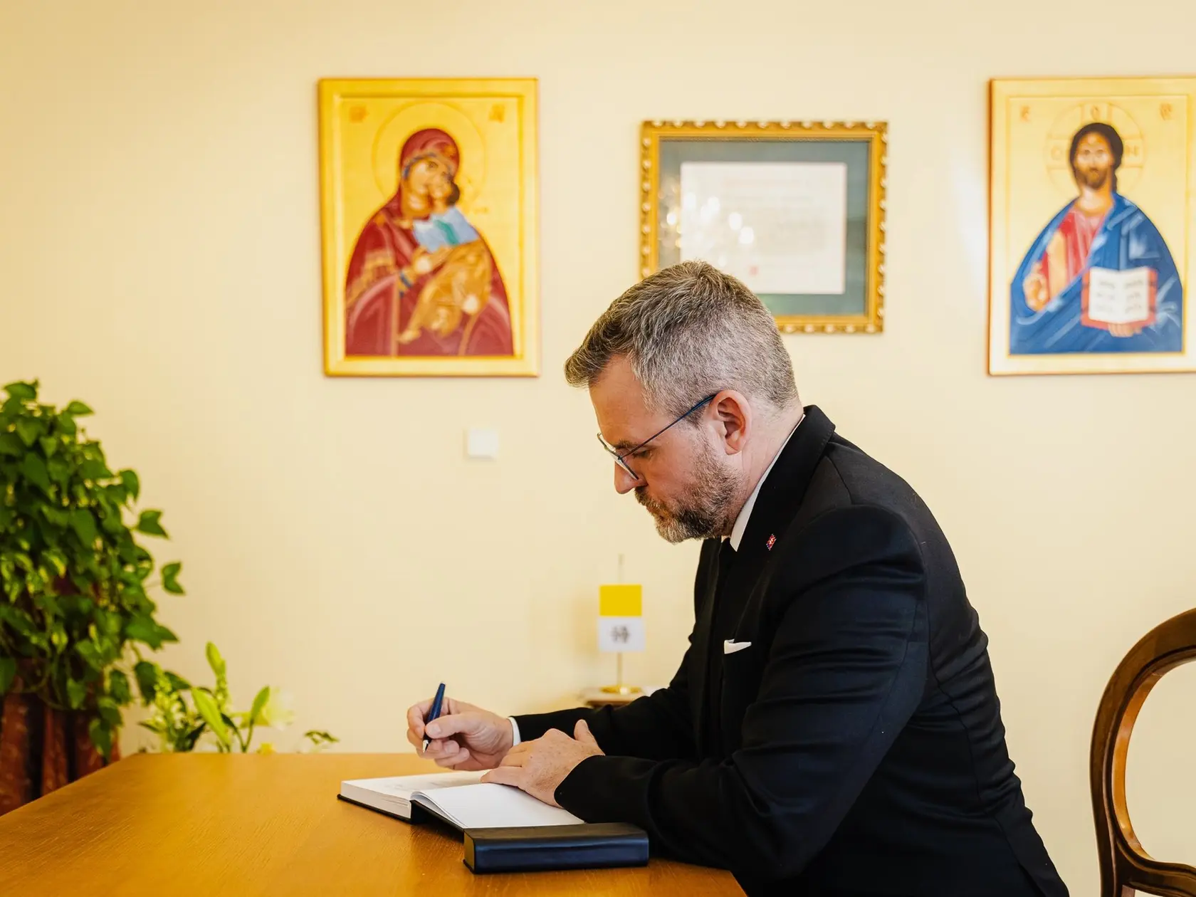 Prezident Pellegrini podpisuje kondolenčnú knihu na znak vďaky za život a odkaz pápeža Františka.