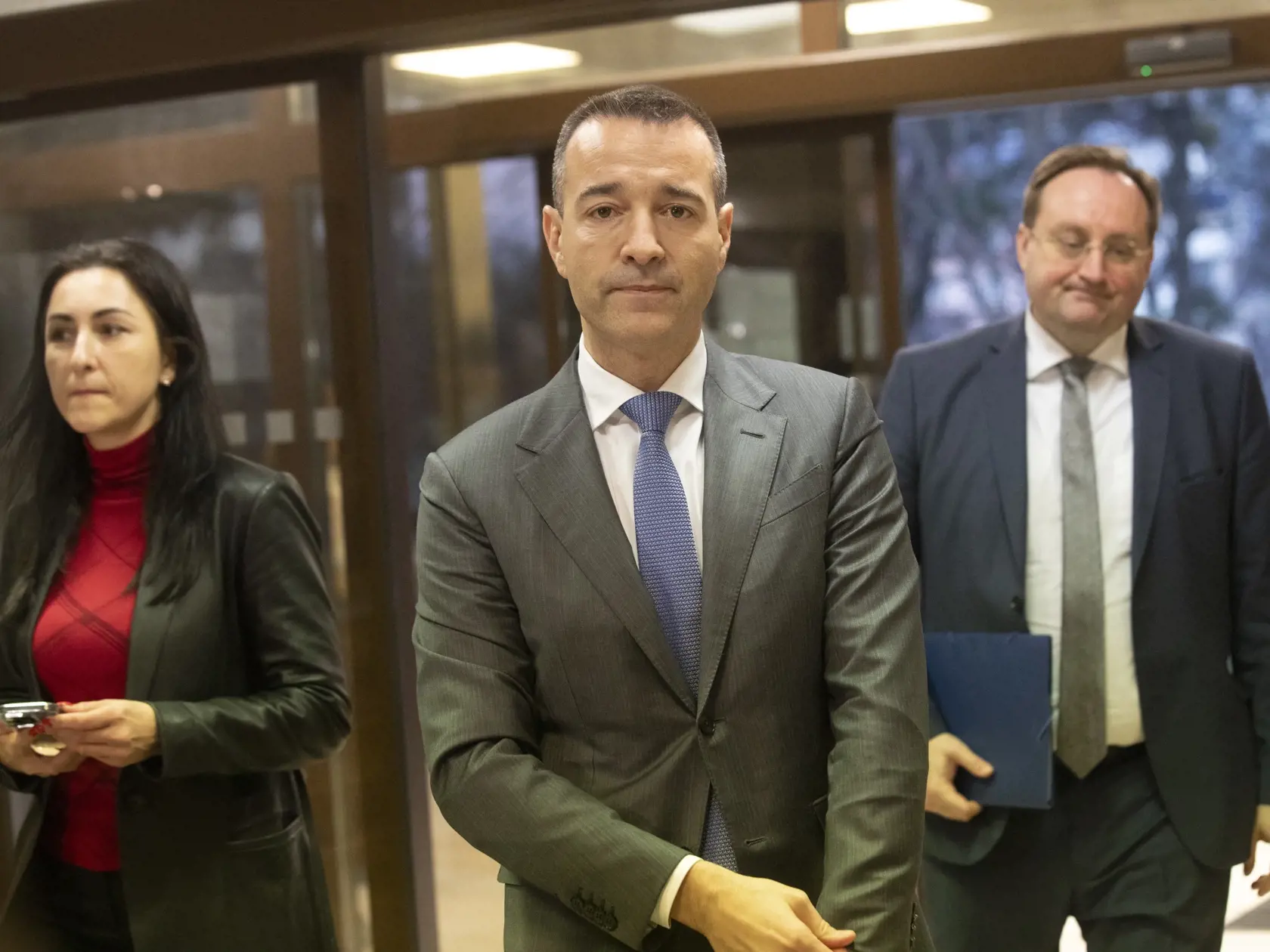 Na snímke je príchod ministra školstva Tomáša Druckera na rokovanie vlády o zdravotníckom zákone.