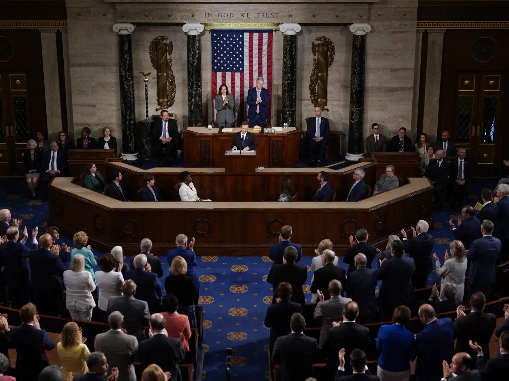 JB 40 Washington - Americkí kongresmani tlieskajú izraelskému prezidentovi Jicchakovi Herzogovi (uprostred) počas jeho prejavu v americkom Kongrese vo Washingtone 19. júla 2023. Hore vľavo americká viceprezidentka Kamala Harrisová a hore uprostred predseda Snemovne reprezentantov USA Kevin McCarthy mu tlieskajú. FOTO TASR/AP

Israeli President Isaac Herzog speaks to a joint session of Congress, Wednesday, July 19, 2023, at the Capitol in Washington, as Vice President Kamala Harris and House Spea