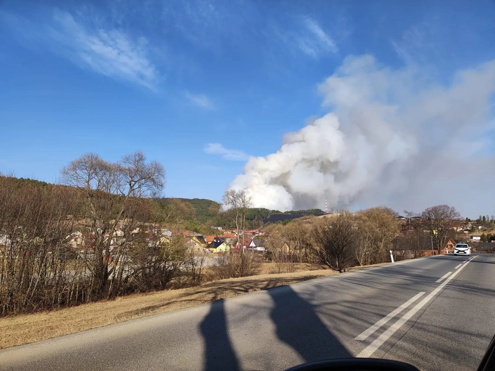 Za obcou Hôrka vypukol požiar v lese.