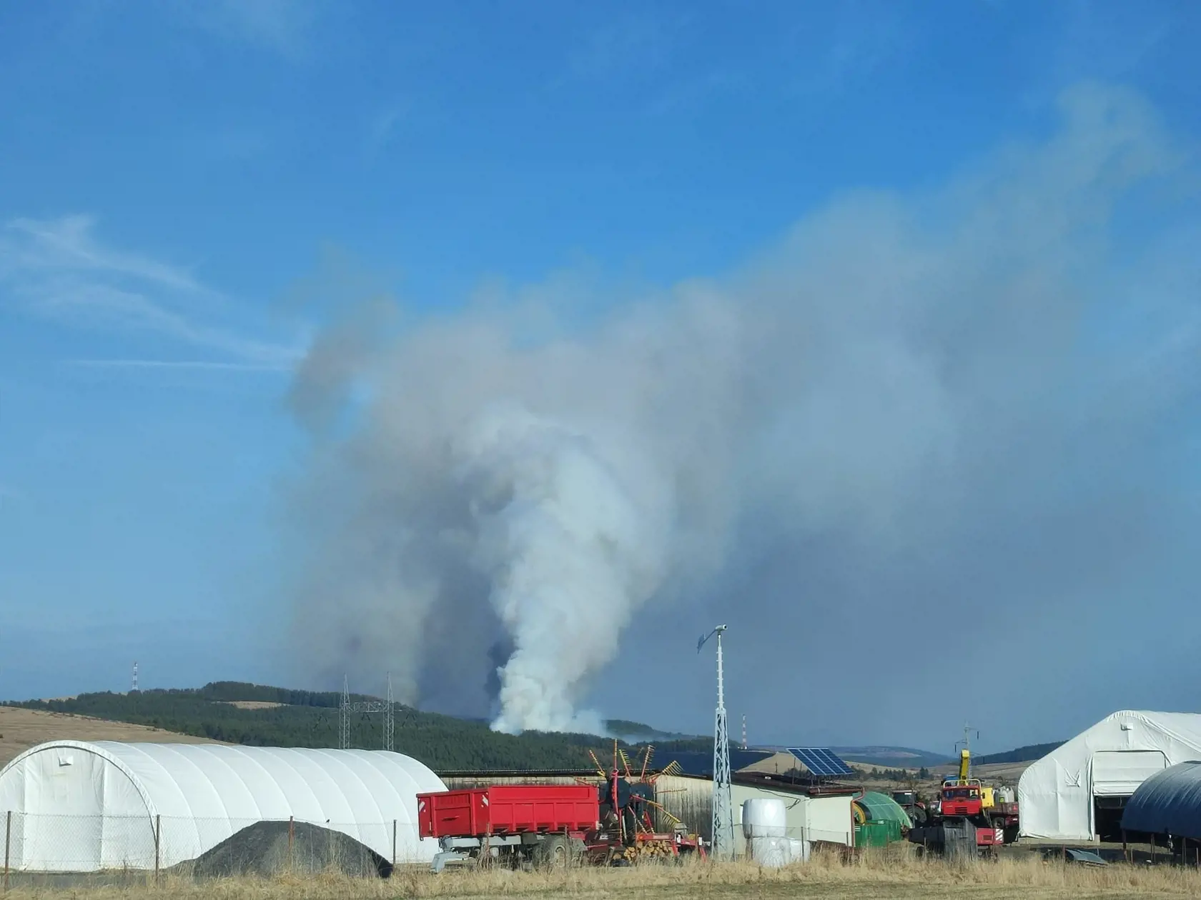 Za obcou Hôrka vypukol požiar v lese.