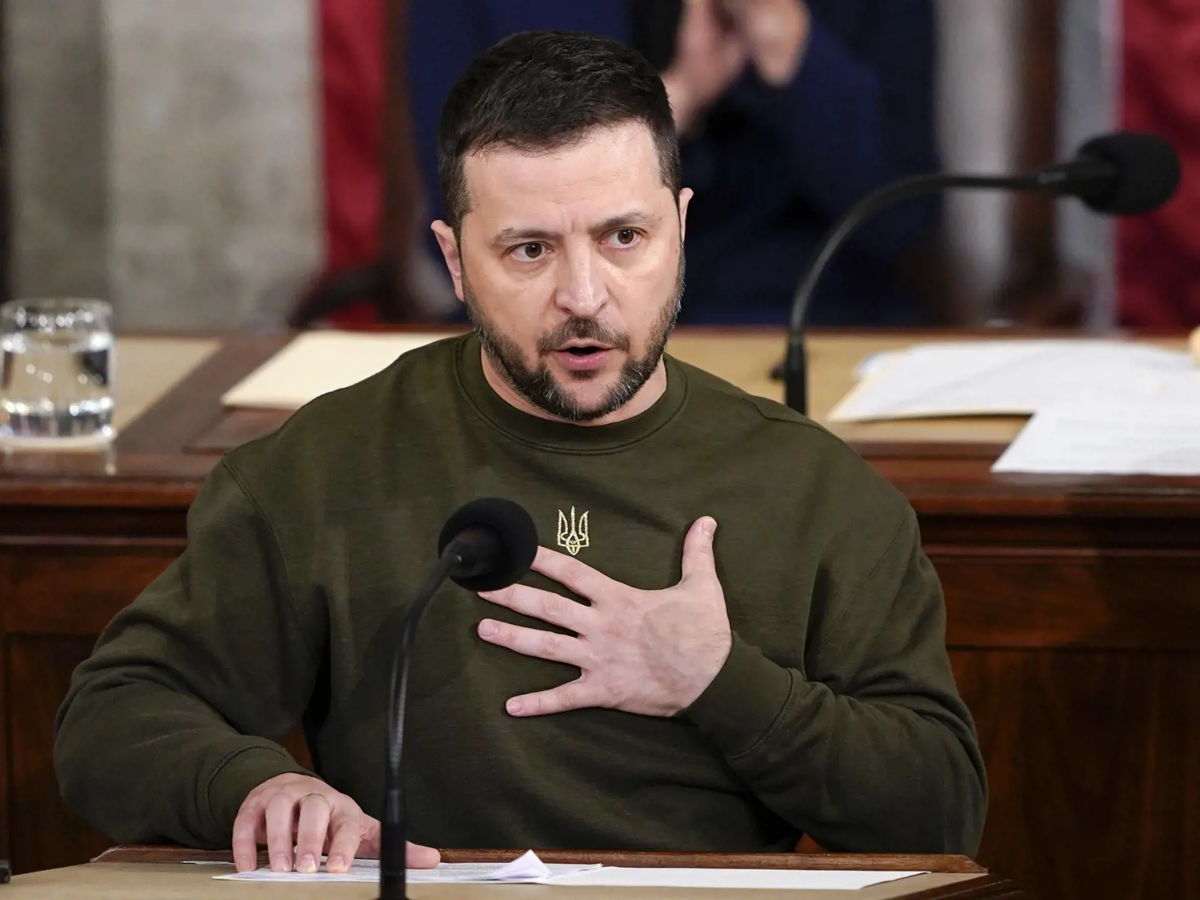 JB 29 Washington - Ukrajinský prezident Volodymyr Zelenskyj počas prejavu v americkom Kongrese vo Washingtone 21. decembra 2022. Pomoc smerovaná Ukrajine zo Spojených štátov nie je charitou ale investíciou do svetovej bezpečnosti. Vyhlásil to v stredu ukrajinský prezident Volodymyr Zelenskyj v príhovore, ktorý predniesol v americkom Kongrese. TASR o tom informuje podľa správ agentúr Reuters a AFP. Ide o prvú zahraničnú cestu Zelenského od začiatku ruskej invázie na Ukrajinu. FOTO TASR/AP
Ukrai