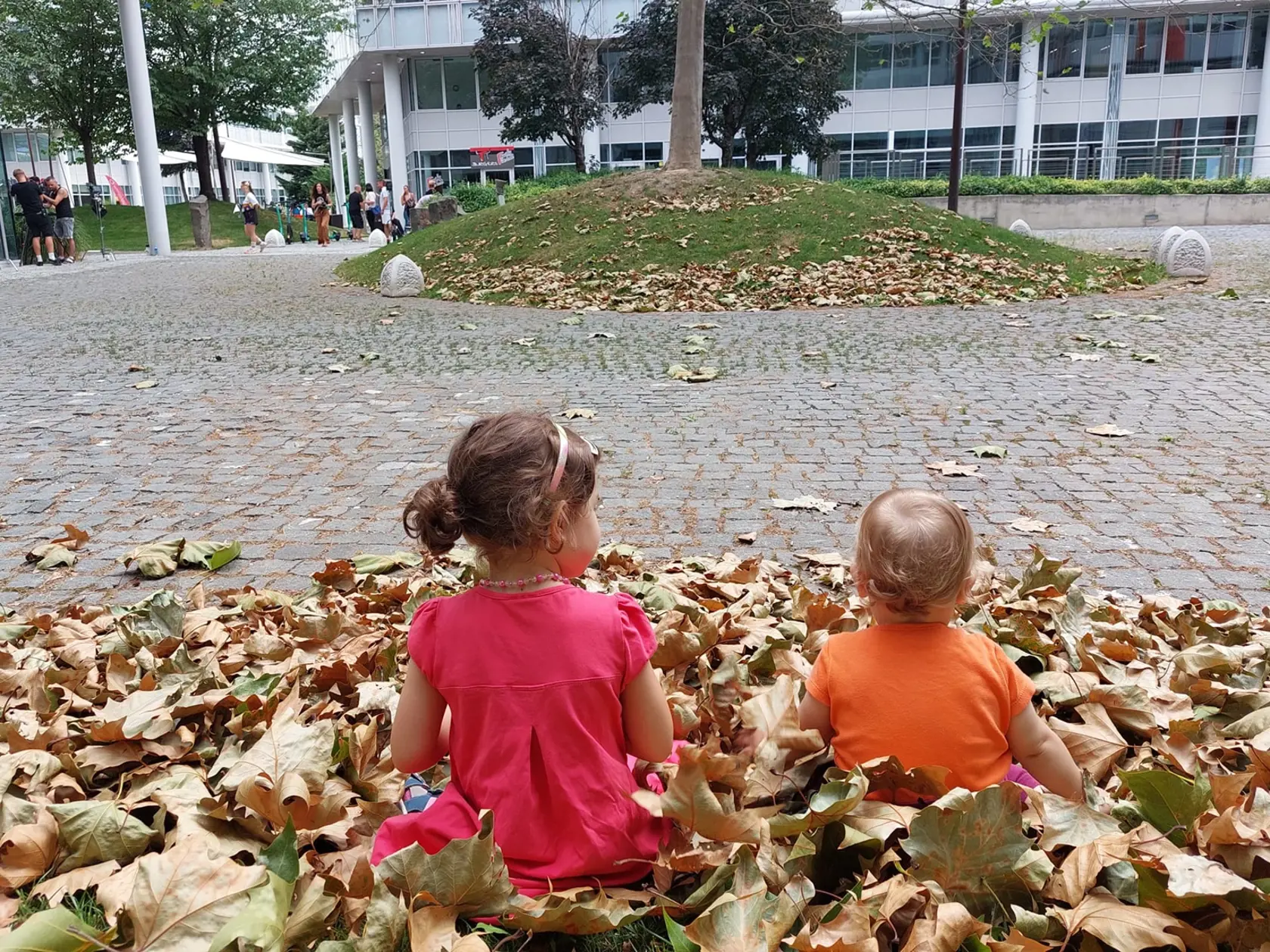 Jazykovedkyňa Lucia Satinská a jej manžel režisér Csaba Molnár sú rodičmi dvoch detí. Meno mladšieho syna (1) je Barnabás a prvorodenej dcéry (4) zasa Boglárka. Je jasné, že manželia zalistovali v maďarskom kalendári. Z toho, ako odfotografovali manželia svoje deti je jasné, že dvojica pochytila maniere veľkých hviezd  a tváre deti ukrýva. Satinská zrejme zabudla, že jej otec Július s fotkami jej a brata Janka nikdy nerobil žiadne tajnosti.