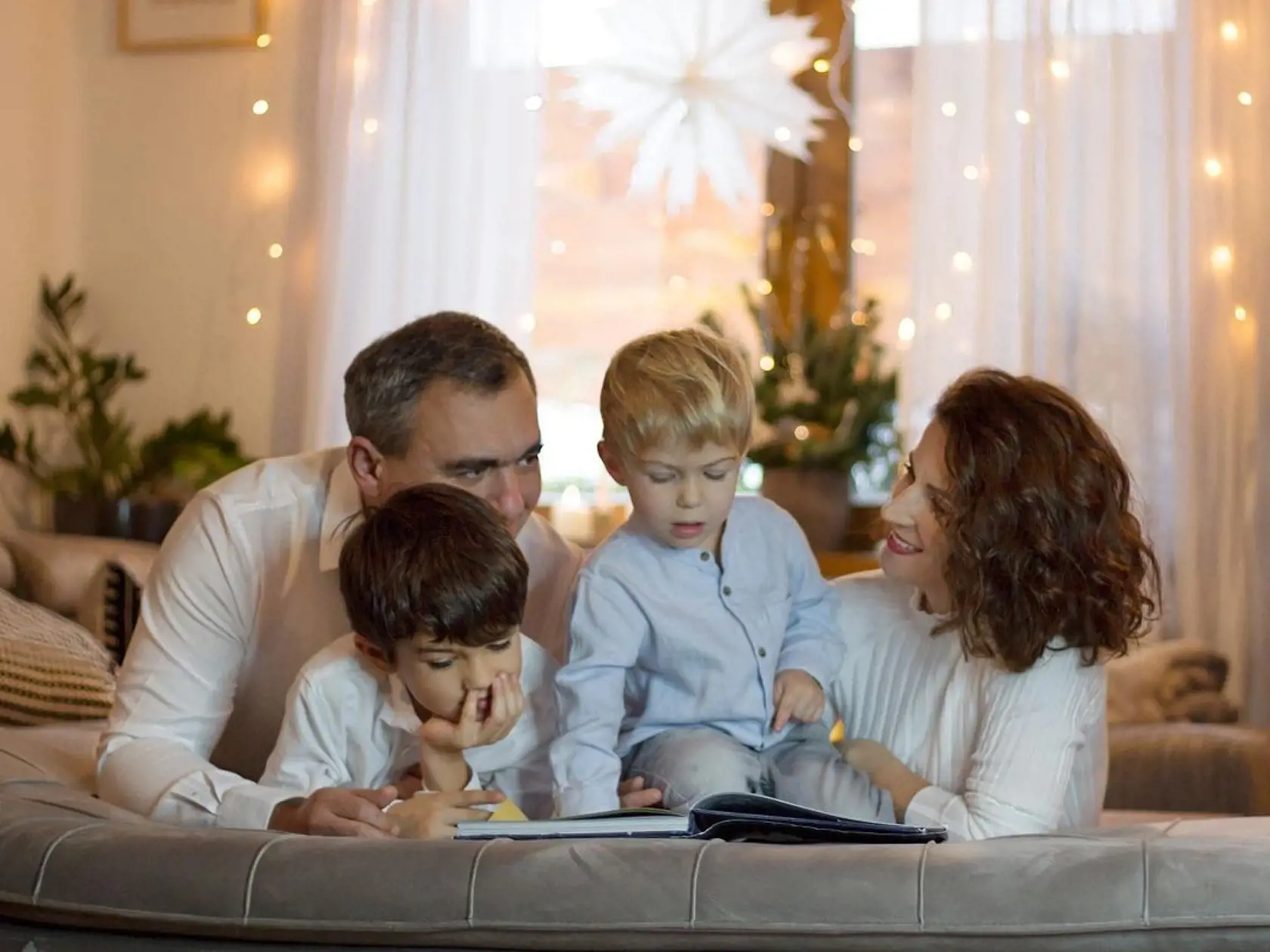 Herečka Viki Ráková s manželom Róbertom Lakatosom majú synov Bendegúza a Benjamína. Najmä krstné meno prvorodeného chlapca prekvapilo verejnosť. Patrí k naozaj zriedkavým a obľúbené je najmä v Maďarsku, čo v prípade manželov nie je nič neobvyklé, keďže sú maďarskej národnosti.