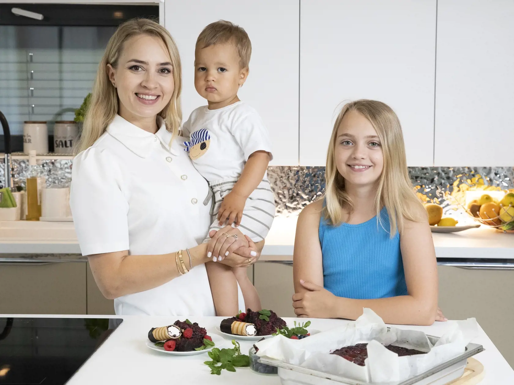 Moderátorka Barbora Krajčírová nazvala prvorodenú dcérku Amia a synčeka zasa Kristián. Súrodenci majú dvoch rôznych otcov a podľa toho zrejme prebiehal aj  výber krstných mien. Dievčatko má pre naše prostredie neobyčajné krstné meno. Chlapček v porovnaní s ňou zasa bežné.