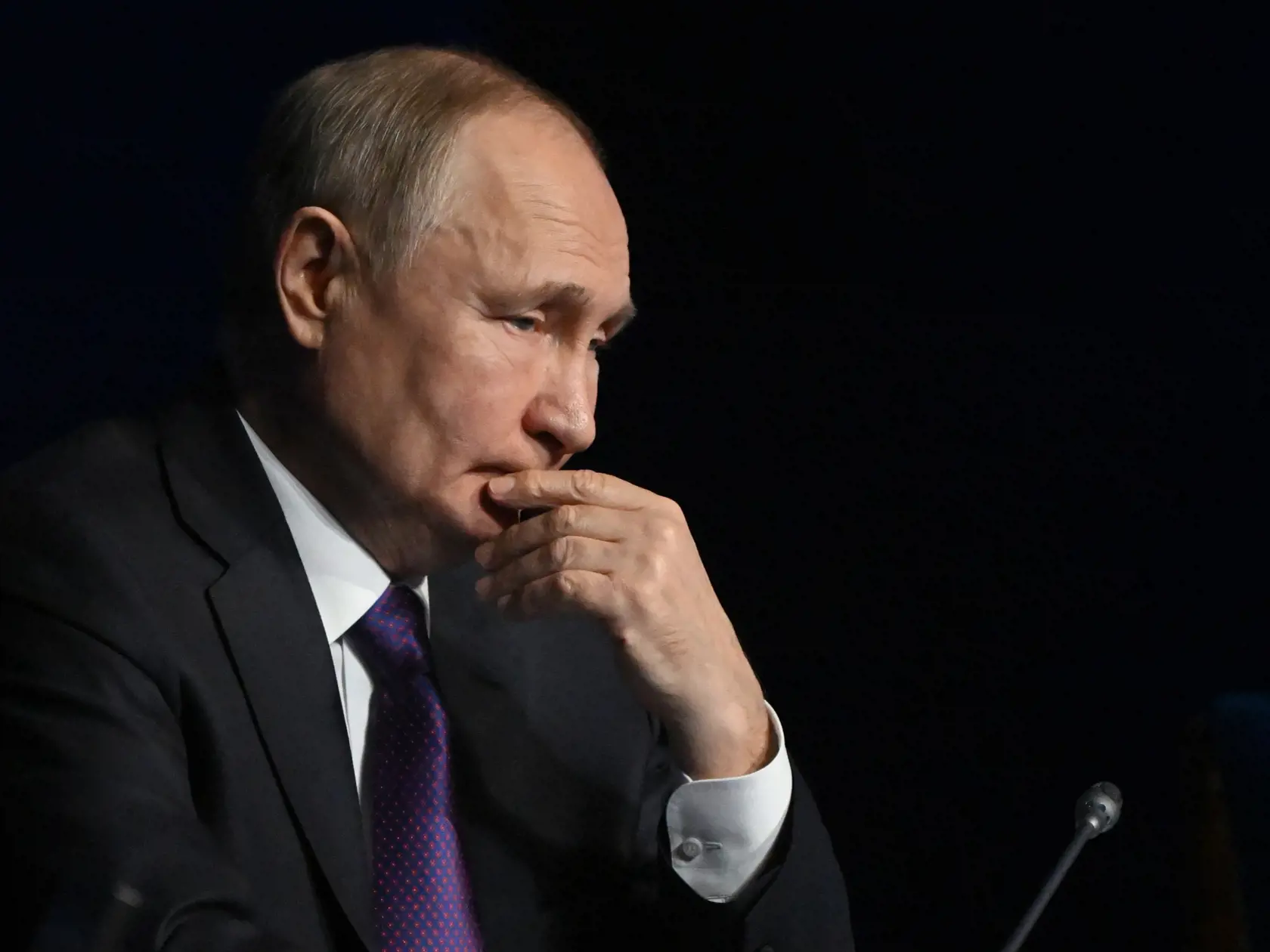 KK6 Moskva - Ruský prezident Vladimir Putin na 10. celoruskom zjazde sudcov v Moskve 29. novembra 2022. V štyroch ukrajinských oblastiach anektovaných Ruskom budú zriadené federálne súdy a tie budú "čo najskôr" zahrnuté do ruského justičného systému. V utorok to vyhlásil ruský prezident Vladimir Putin. FOTO TASR/AP
Russian President Vladimir Putin attends the 10th National Congress of Judges in Moscow, Russia, Tuesday, Nov. 29, 2022. (Sergei Guneyev, Sputnik, Kremlin Pool Photo via AP)