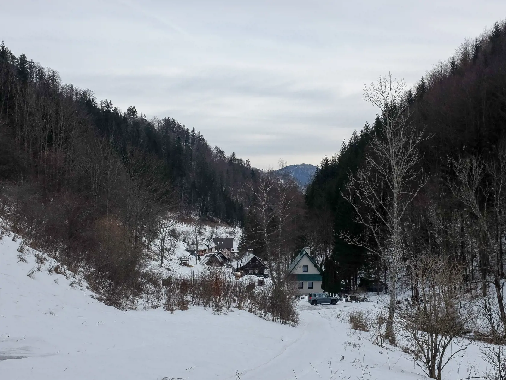Pohľad na Rybô z horného konca, ktorý 6. februára 1924 zasypalo 600-tisíc ton snehu.