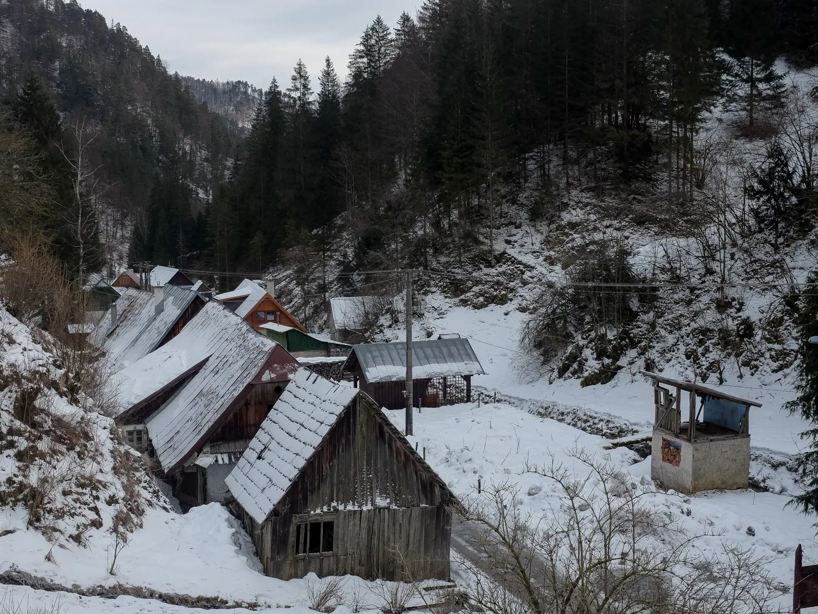Domčeky v úzkej doline, do ktorej sa dodnes v zimnom období môžu zosúvať lavíny zo svahov.