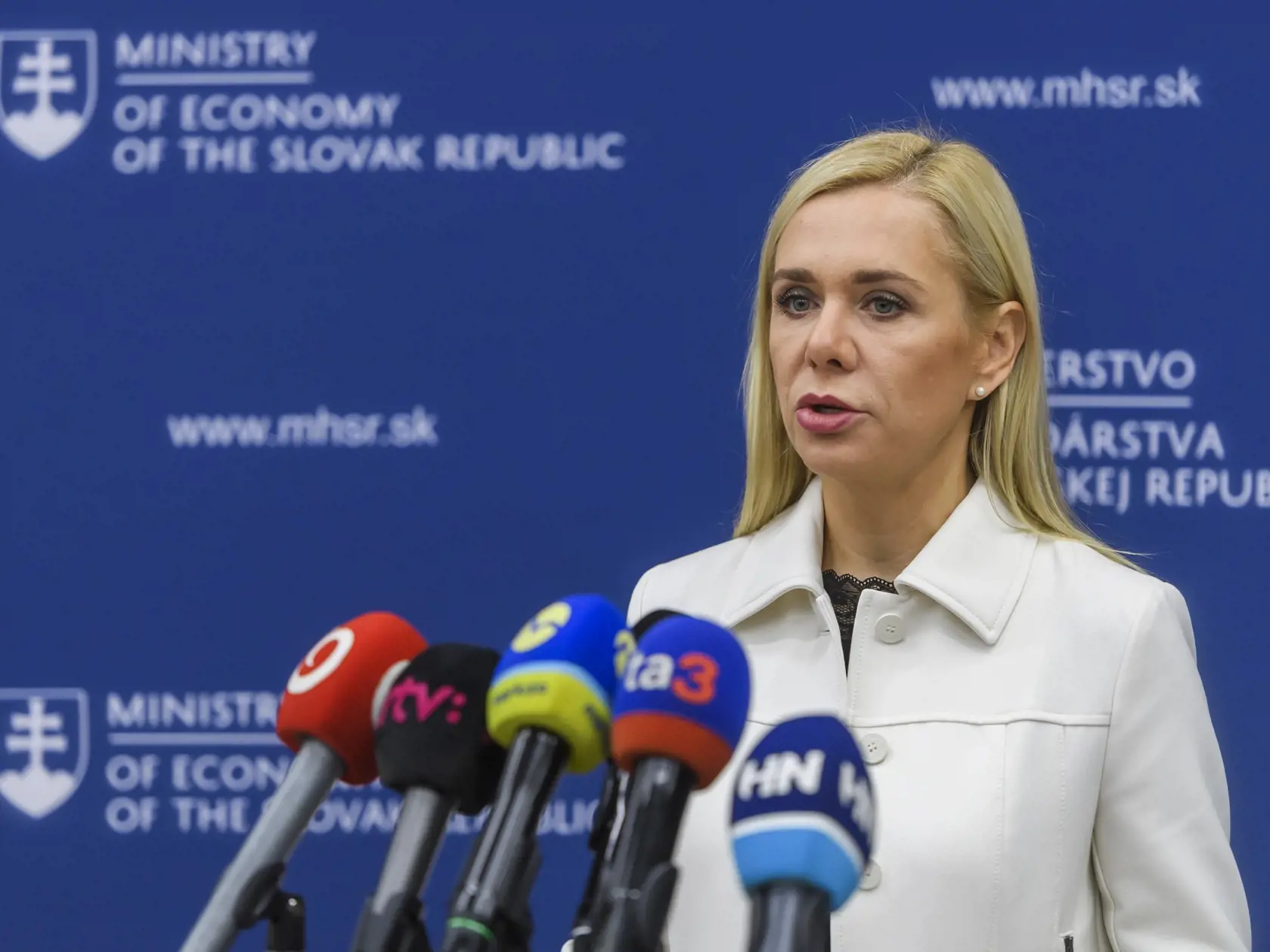Na snímke podpredsedníčka vlády a ministerka hospodárstva SR Denisa Saková (Hlas-SD) počas tlačovej konferencie k predstaveniu návrhov na stabilizáciu cien energií v roku 2024 v Bratislave 6. decembra 2023. Domácnostiam a vybraným zraniteľným odberateľom sa ceny energií budúci rok nezmenia.  FOTO TASR - Jaroslav Novák