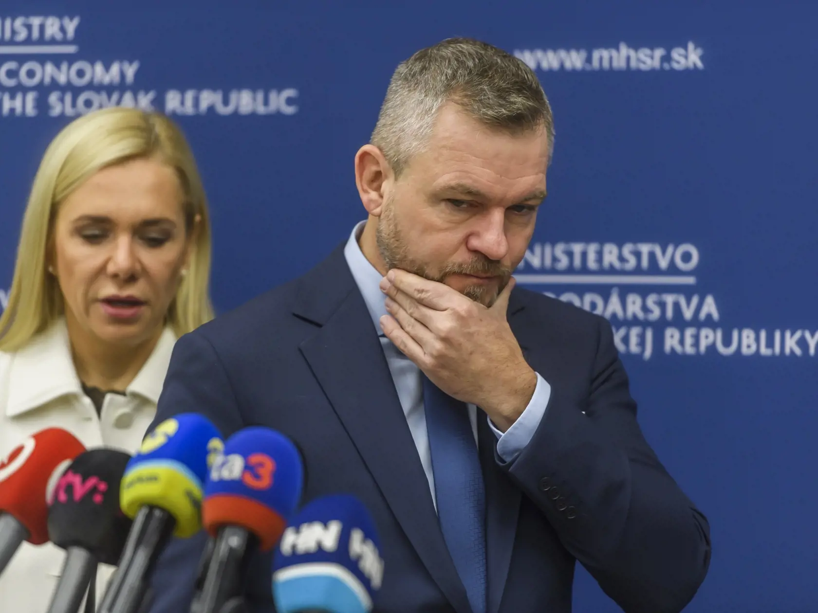 Na snímke predseda NR SR Peter Pellegrini a podpredsedníčka vlády a ministerka hospodárstva SR Denisa Saková (obaja Hlas-SD) počas tlačovej konferencie k predstaveniu návrhov na stabilizáciu cien energií v roku 2024 v Bratislave 6. decembra 2023. Domácnostiam a vybraným zraniteľným odberateľom sa ceny energií budúci rok nezmenia.  FOTO TASR - Jaroslav Novák