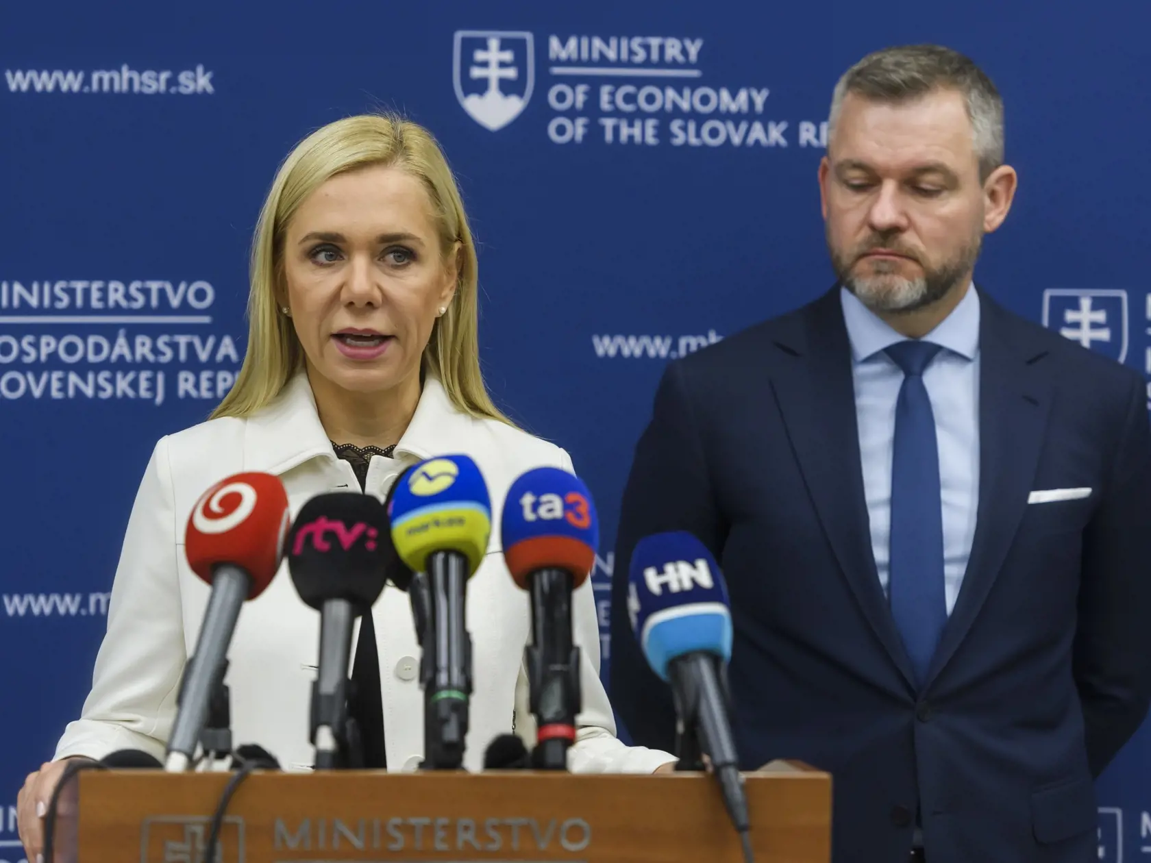 Na snímke predseda NR SR Peter Pellegrini a podpredsedníčka vlády a ministerka hospodárstva SR Denisa Saková (obaja Hlas-SD) počas tlačovej konferencie k predstaveniu návrhov na stabilizáciu cien energií v roku 2024 v Bratislave 6. decembra 2023. Domácnostiam a vybraným zraniteľným odberateľom sa ceny energií budúci rok nezmenia.  FOTO TASR - Jaroslav Novák