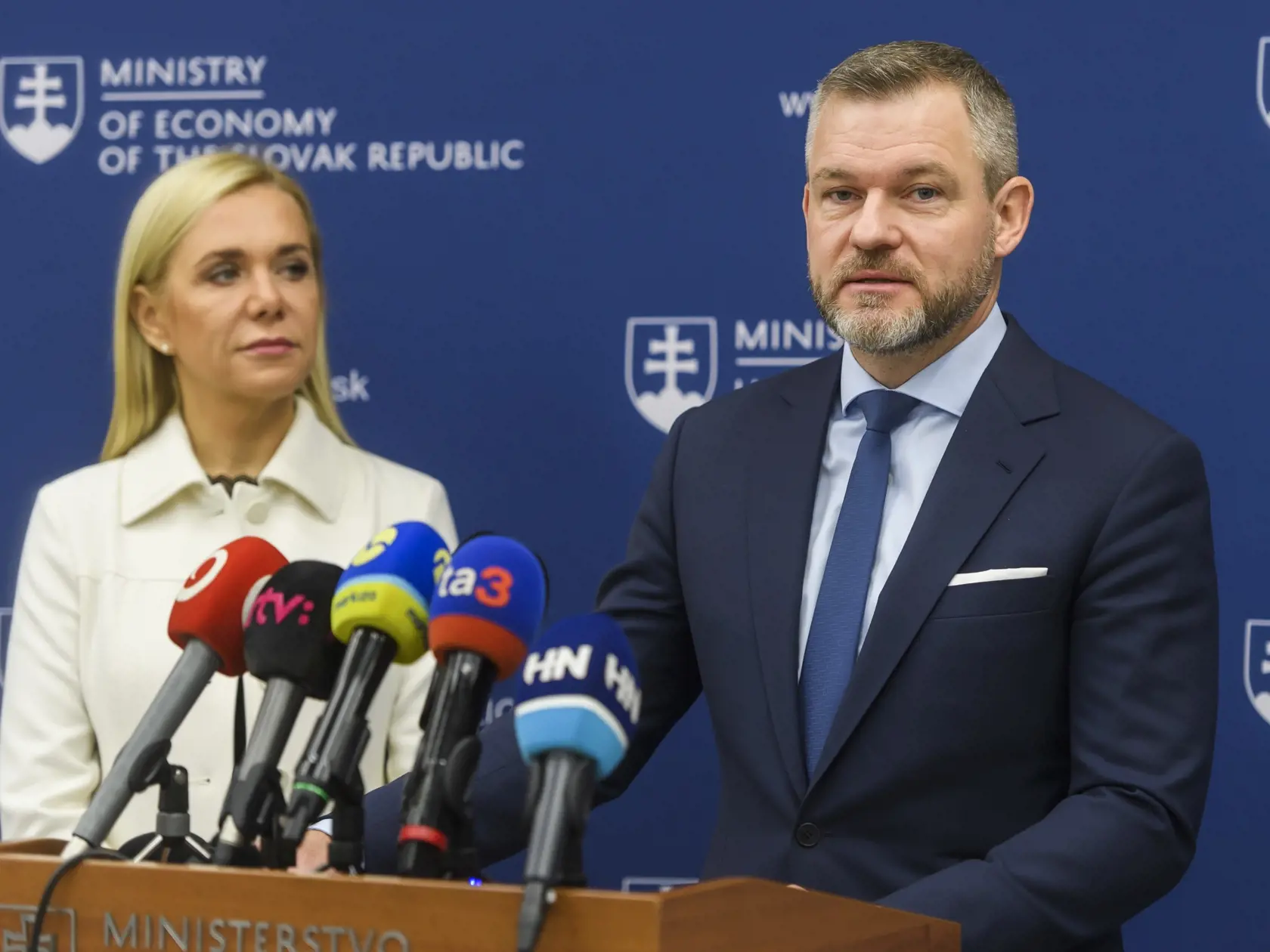 Na snímke predseda NR SR Peter Pellegrini a podpredsedníčka vlády a ministerka hospodárstva SR Denisa Saková (obaja Hlas-SD) počas tlačovej konferencie k predstaveniu návrhov na stabilizáciu cien energií v roku 2024 v Bratislave 6. decembra 2023. Domácnostiam a vybraným zraniteľným odberateľom sa ceny energií budúci rok nezmenia.  FOTO TASR - Jaroslav Novák