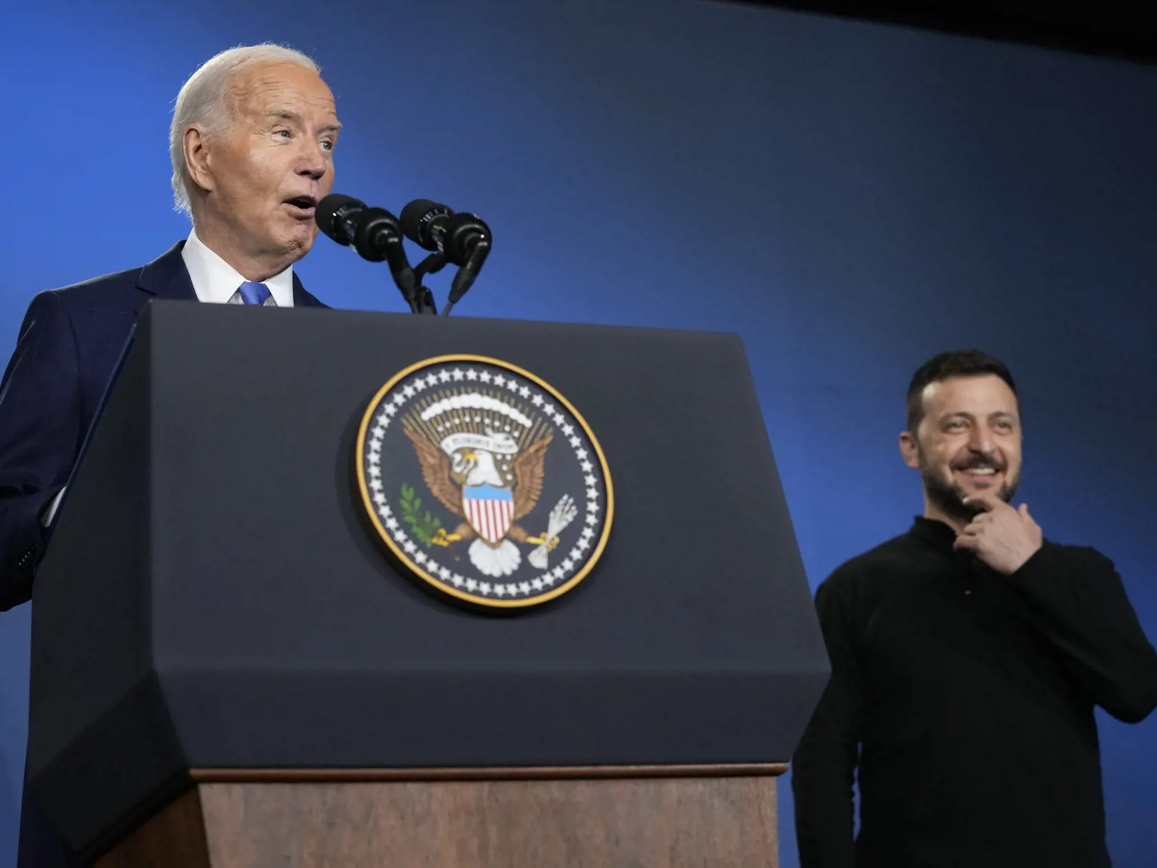 Ukrajinský prezident Volodymyr Zelenskyj (vpravo) a americký prezident Joe Biden sa usmievajú na slávnostnej ceremónii NATO vo Washingtone vo Washingtone vo štvrtok 11. júla 2024. e Biden, ktorý je ostro sledovaný, pokiaľ ide o spôsobilosť vykonávať prezidentskú funkciu, vo štvrtok na slávnostnej ceremónii NATO vo Washingtone omylom predstavil ukrajinského prezidenta Volodymyra Zelenského ako "prezidenta Putina".