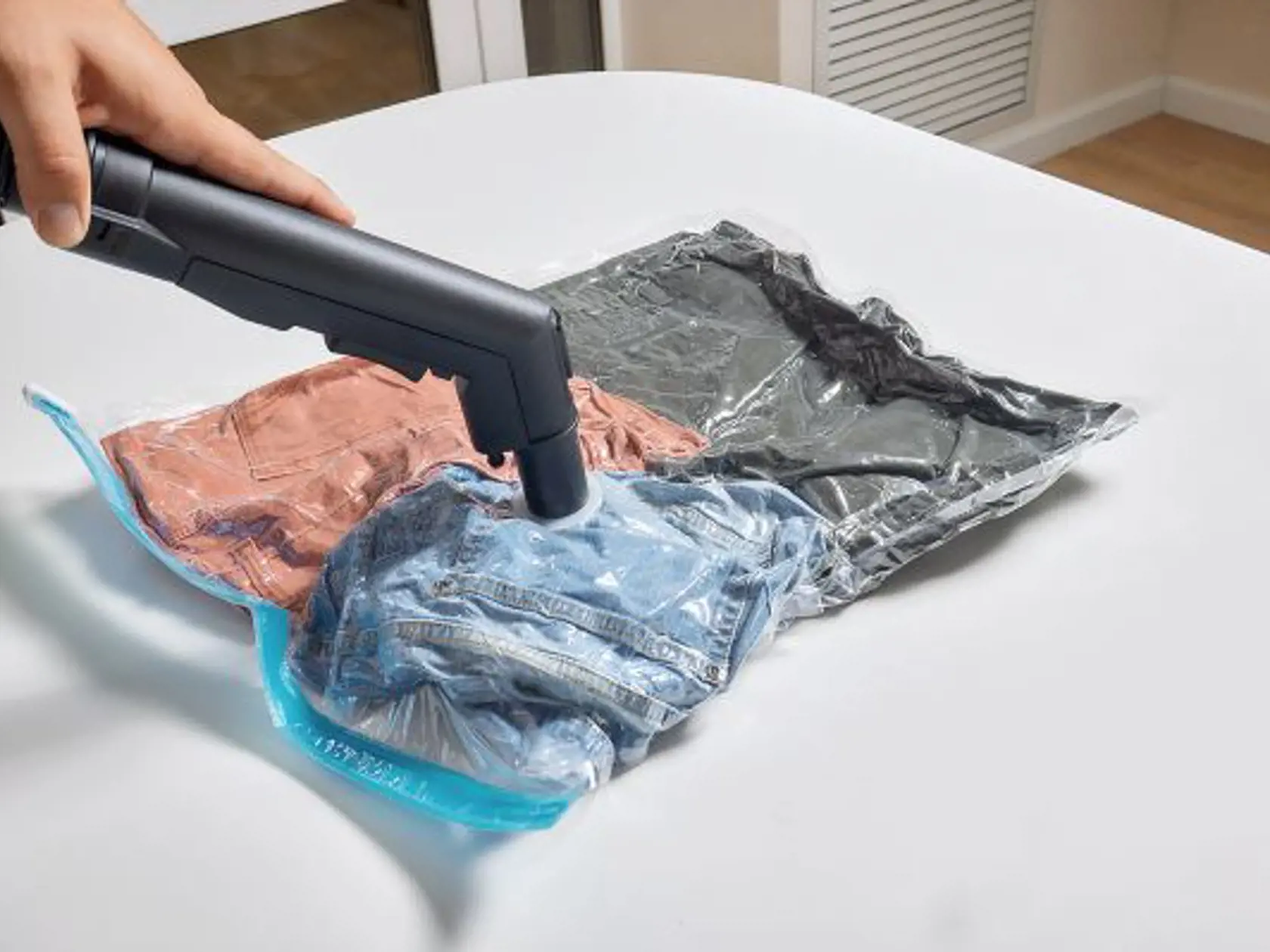 Chcete efektívne uskladniť letné oblečenie? TAKTO sa do DÁ! Máme pre vás 6 TOP TIPOV ako na to!