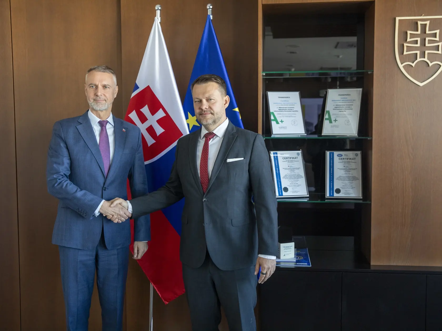Na snimke je príchod nového ministra investícií, regionálneho rozvoja a informatizácie, MIRRI, Samuela Migaľa.
Úrad odovzdáva Richard Raši.