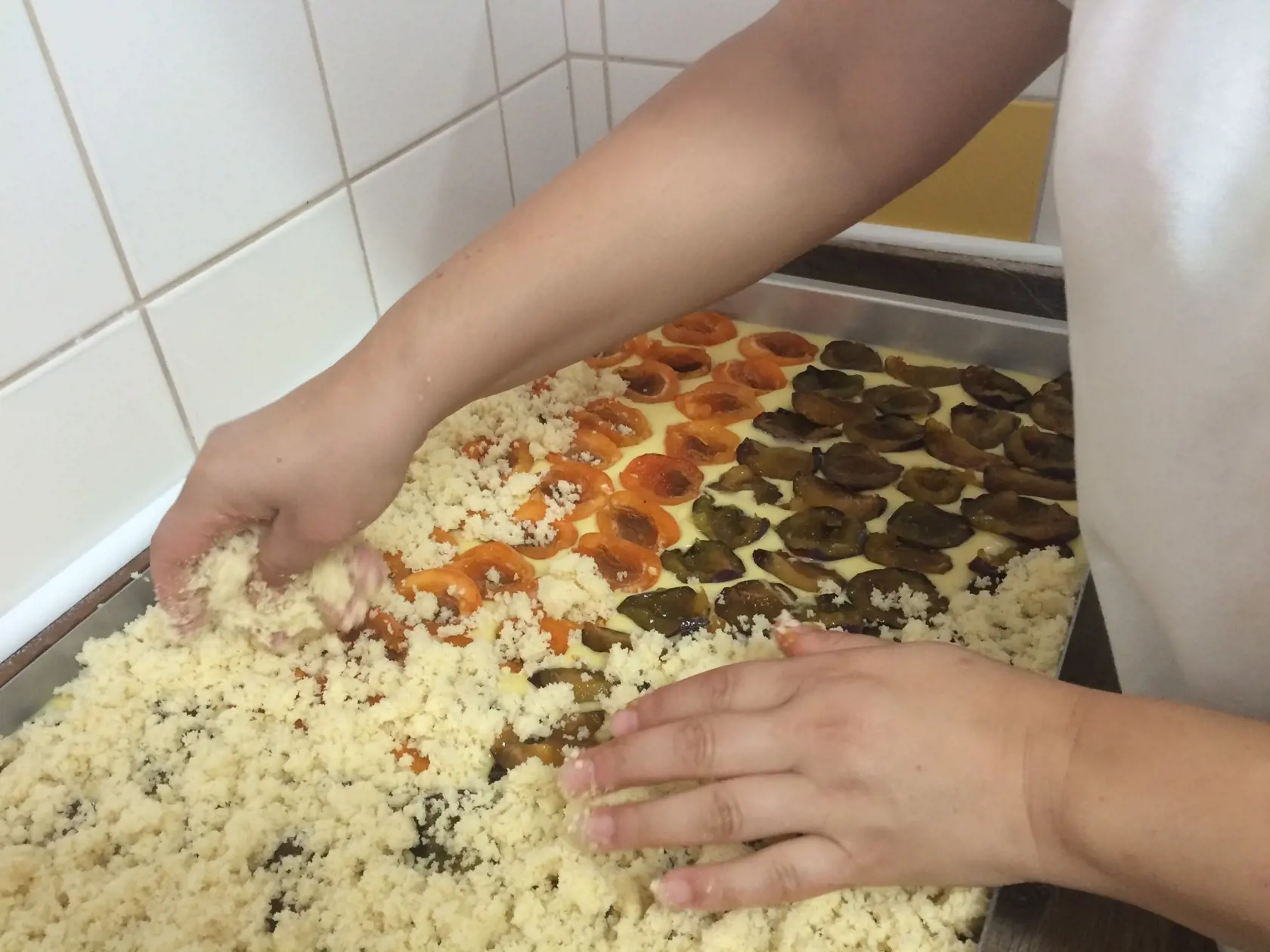 Ovocný koláč je medzi kupujúcimi vo veľkej obľube. Je naozaj poctivý s bohatou ovocnou náplňou aj posýpkou.