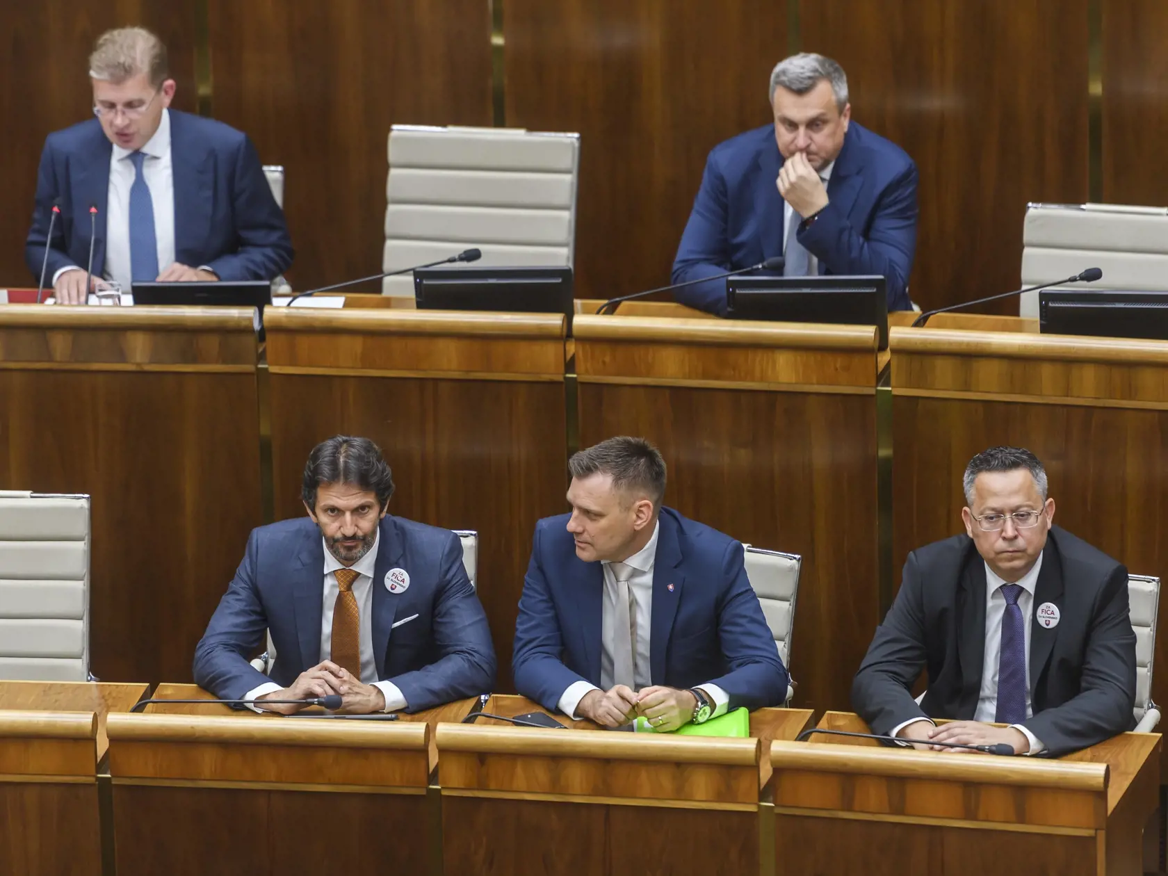Na snímke zľava hore podpredseda NR SR Peter Žiga (Hlas-SD), podpredseda NR SR Andrej Danko (SNS), zľava dole vicepremiér a minister obrany SR Robert Kaliňák (Smer-SD), podpredseda vlády a minister životného prostredia SR Tomáš Taraba (nominant SNS) a minister financií SR Ladislav Kamenický (Smer-SD) počas 12. schôdze NR SR v Bratislave 21. mája 2024.
