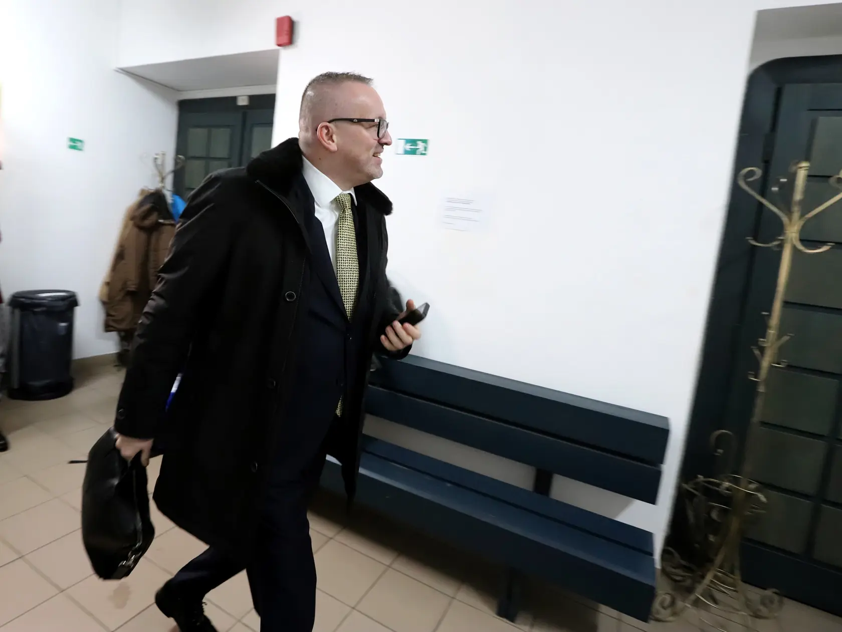 Súdny proces s bývalým riaditeľom Slovenskej informačnej služby (SIS) Vladimírom Pčolinským sa začal na pracovisku Špecializovaného trestného súdu v Banskej Bystrici. Predmetom obžaloby voči Pčolinskému je zločin prijímania úplatku, zločin zneužívania právomoci verejného činiteľa a prečin ohrozenia dôvernej skutočnosti a vyhradenej skutočnosti. Na snímke Vladimír Pčolinský na pracovisku Špecializovaného trestného súdu v Banskej Bystrici vo štvrtok 9. januára 2025. FOTO TASR - Ján Krošlák
