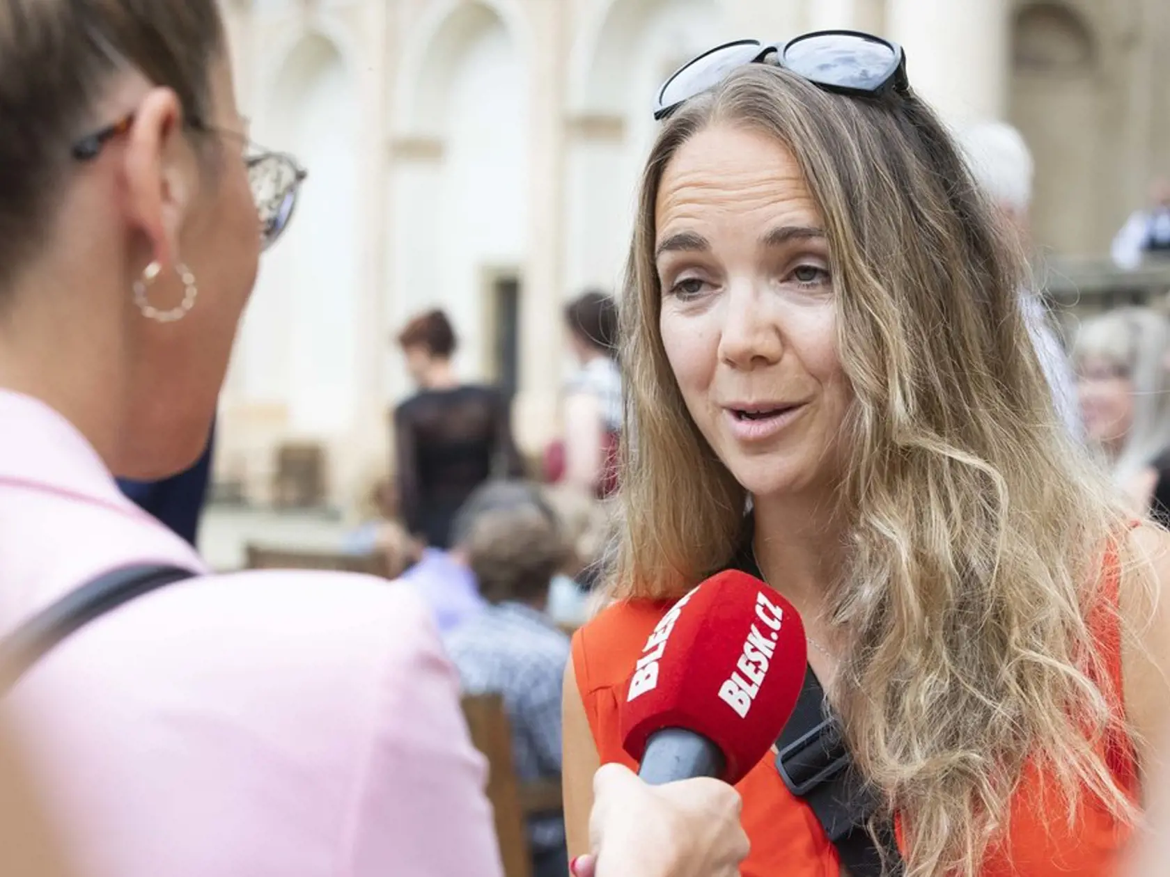 Speváčka predviedla i naturálny vzhľad a strapaté vlasy.