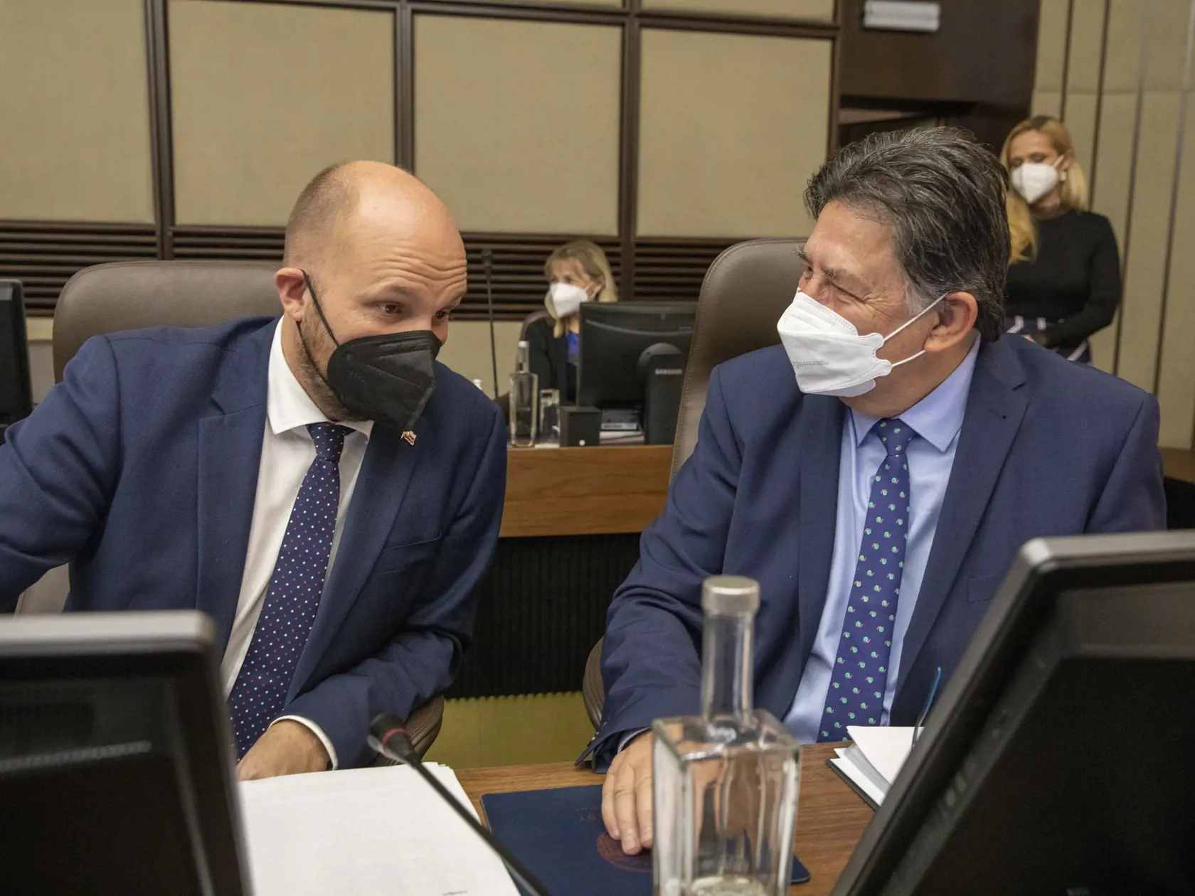 45. schôdza vlády Slovenskej republiky.
Na snímke minister životného prostredia Ján Budaj a Jaroslav Naď