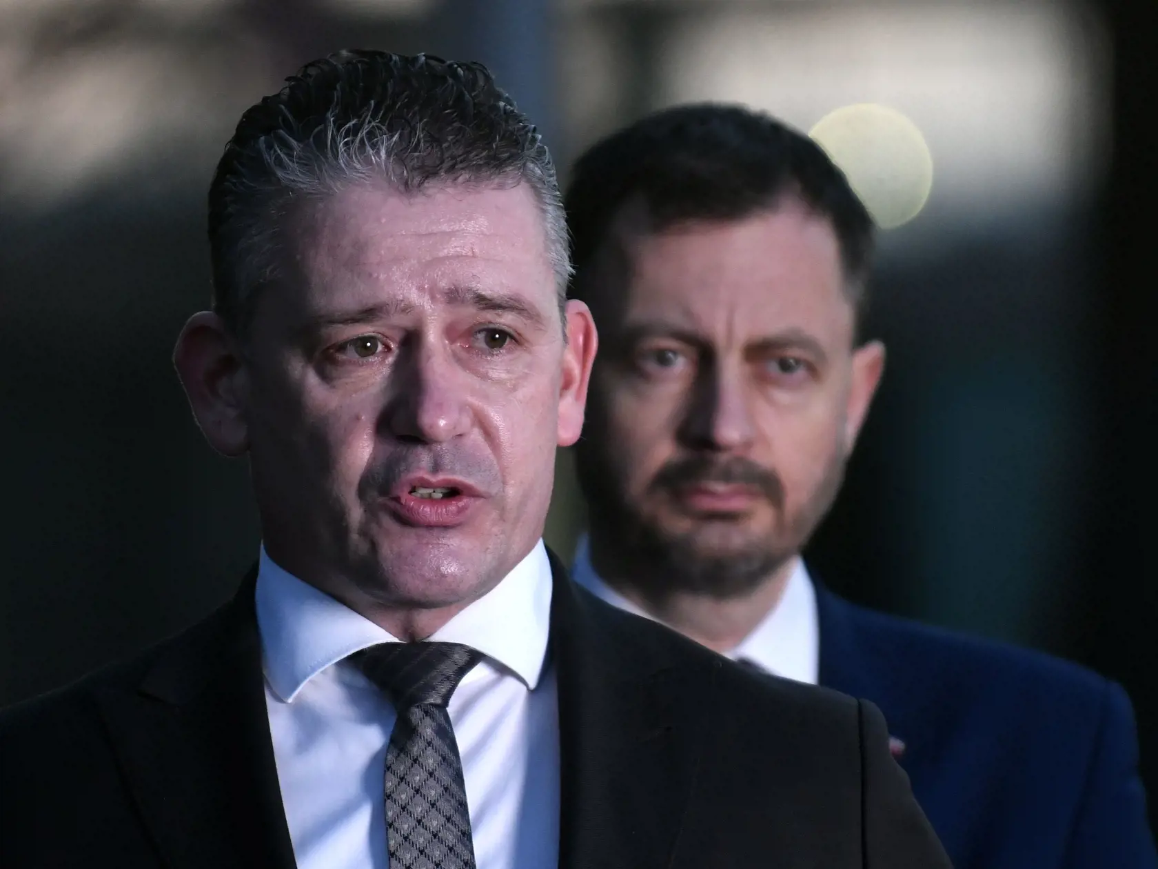 Na snímke zľava predseda vlády SR Eduard Heger (OĽANO) a minister vnútra Roman Mikulec (OĽANO) počas brífingu v novovzniknutom humanitárnom hube, ktorý bude prijímať kamióny s pomocou Ukrajine v areáli prekladiska Haniska pri Košiciach, spoločnosť Interport v okrese Košice okolie 23. marca 2022. FOTO TASR – Roman Hanc