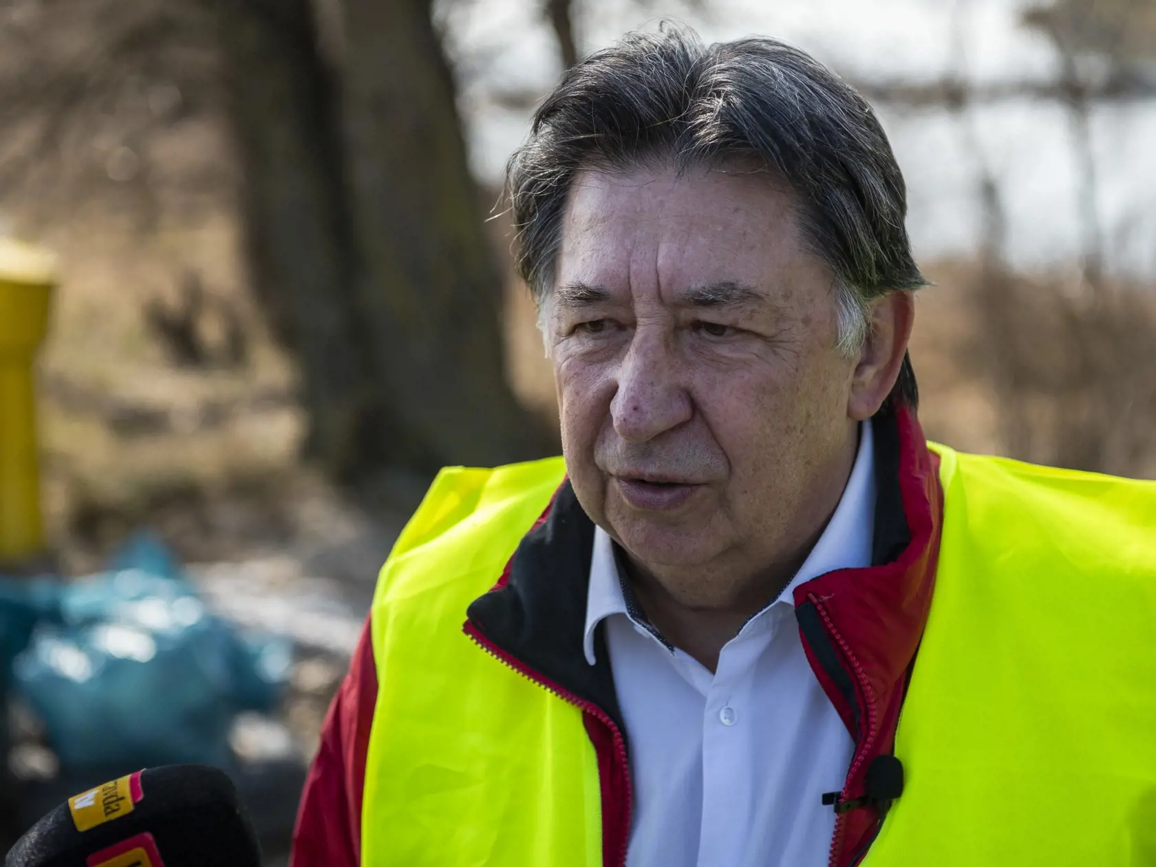 Na snímke minister životného prostredia (MŽP) SR Ján Budaj (OĽaNO) informuje zástupcov médií počas čistenia brehov rieky Dunaj v bratislavskej mestskej časti Čunovo 25. marca 2022. Akcia je súčasťou iniciatívy ministerstva životného prostredia SR Čisté Slovensko. FOTO TASR - Jaroslav Novák